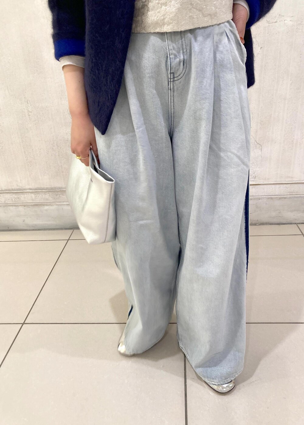 「モア、モアサロンエロペ、モア横浜高島屋、タートル、ビスチェ、デニム、デニムパンツ、シルバーバッグ、パンプス、ニットカーディガン、お出かけコーデ、大人カジュアル、カジュアルコーデ、フェミニンコーデ、ROPÉ」｜「SALON adam et rope'の【Smile Cotton】2PACK TEE（Tシャツ/カットソー、グレー系）」を使った、sanaさん（レディース・160cm）の秋コーディネートの5枚目の写真