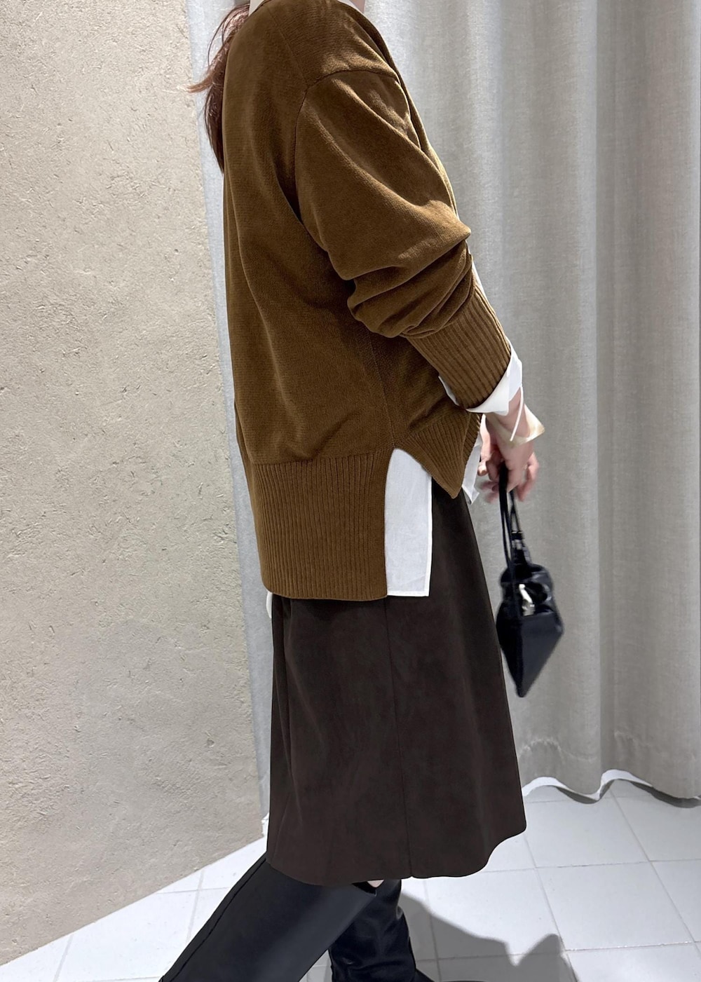 ホワイト系のシャツ/ブラウス、イエロー系のカーディガン/ボレロ、ブラック系のブーツを着用したレディースの秋コーディネートの6枚目の写真