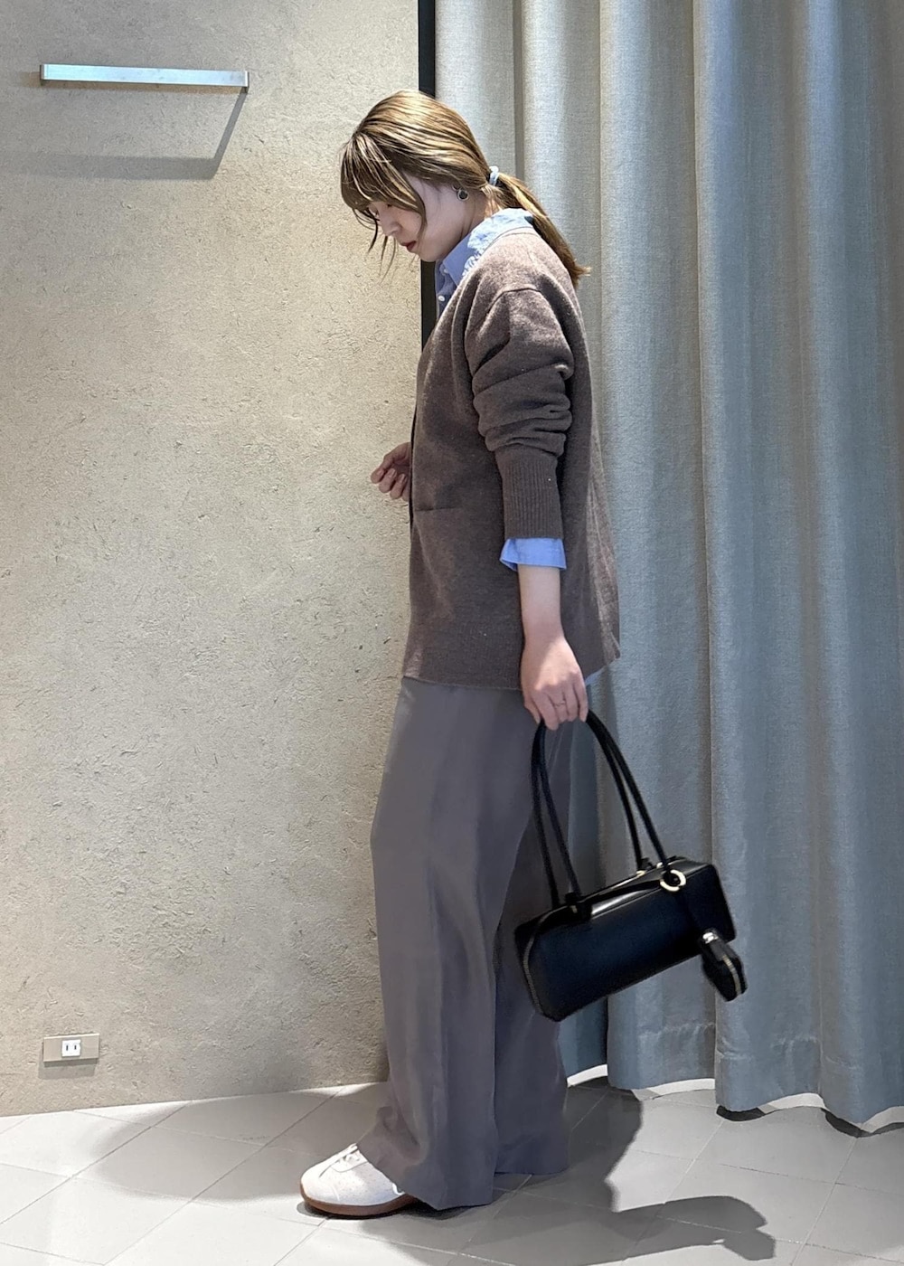 ブラック系のショルダーバッグ、ブルー系のシャツ/ブラウス、ブラウン系のその他パンツを着用したレディースの冬コーディネートの4枚目の写真