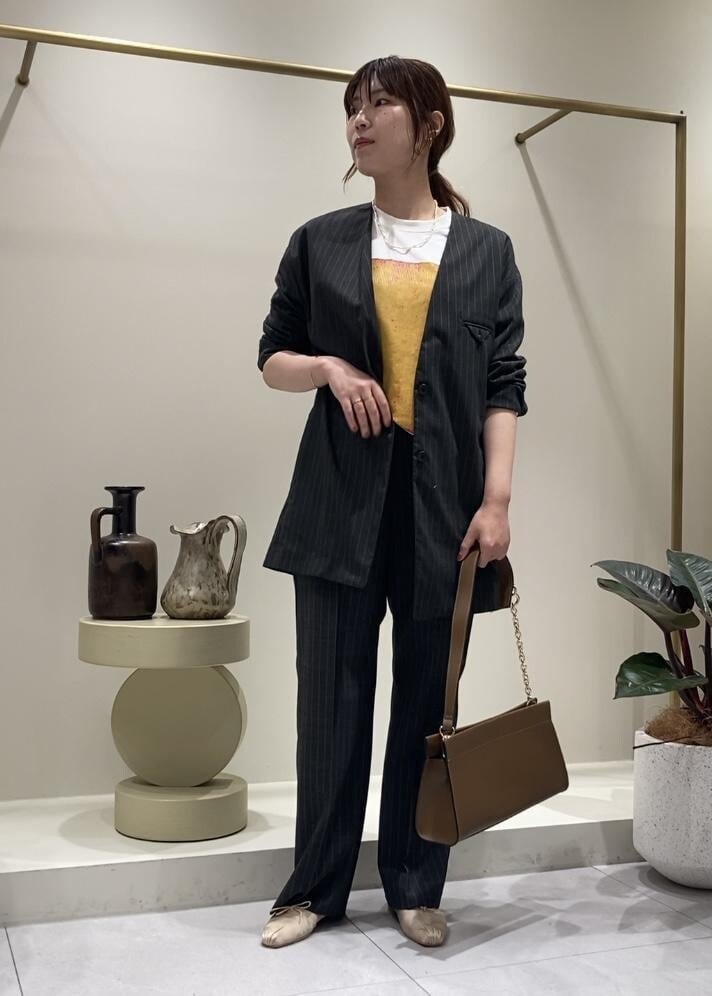 「モアサロンエロペ、モア、moisalonetropé、横浜高島屋、モア横浜高島屋、ロンT、バレエシューズ、ジャケット、Tシャツ、初秋コーデ、秋コーデ、パンツスタイル、ROPÉ、ナチュラル、イエベ秋」｜「SALON adam et rope'の【Yves Klein（イヴ・クライン）】ロングスリーブアートTシャツ（Tシャツ/カットソー、ホワイト系）」を使った、sanaさん（レディース・160cm）の夏コーディネートの2枚目の写真