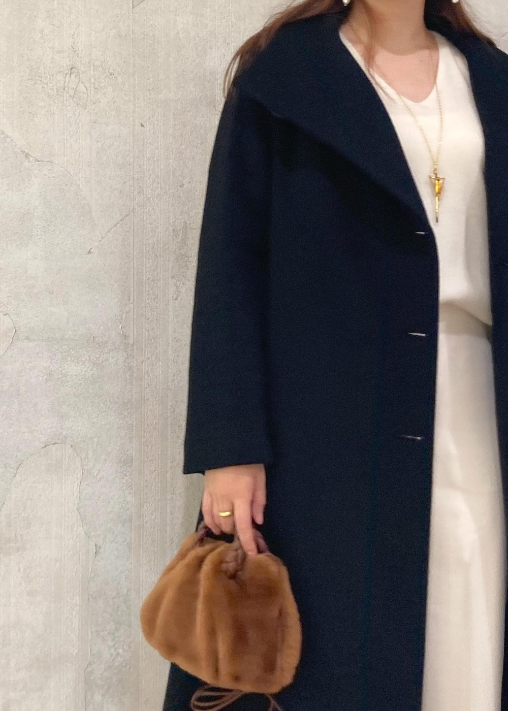 「モア、モアサロンエロペ、モア横浜高島屋、モア別注、moi別注、モア別注コート、moi別注コート、プレカシ、コート、ロングコート、カシミヤニット、ニット、ストレートパンツ、ブーツ、秋コーデ」｜「SALON adam et rope'のカシミヤ深Vネックニットプルオーバー（ニット/セーター、ホワイト系）」を使った、sanaさん（レディース・160cm）の秋コーディネートの6枚目の写真