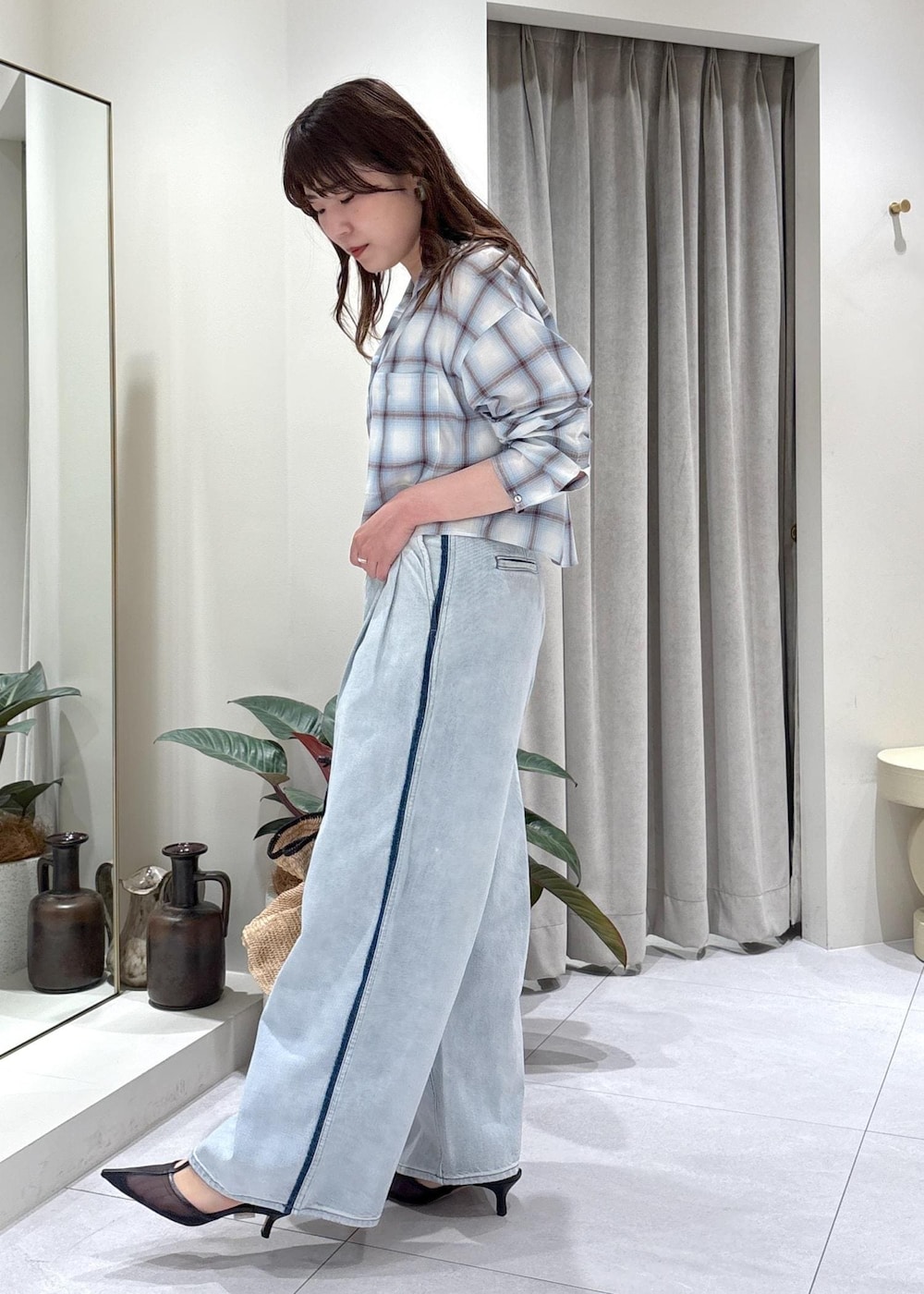 「モア、モアサロンエロペ、モア横浜、モア横浜高島屋、シャツ羽織り、デニム、ドレスデニム、夏バッグ、キレイめカジュアル、春コーデ、初夏コーデ、夏コーデ、お出かけコーデ、大人カジュアル、パンツスタイル」｜「ADAM ET ROPE'の【EMOELLE】・【サステナブル】ドレスデニムパンツ（デニムパンツ、ブルー系）」を使った、sanaさん（レディース・160cm）の春コーディネートの4枚目の写真