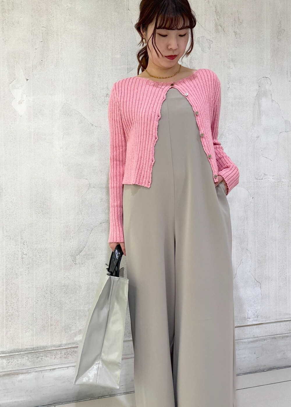 「モア、モアサロンエロペ、モア横浜、モア横浜高島屋、ショート丈カーディガン、ショート丈、ロンパース、ブーツ、初春コーデ、お出かけコーデ、大人カジュアル、パンツスタイル、ROPÉ、ナチュラル、イエベ秋」｜「AMERICANAの【TEMBEA×Americana×SALON】別注トートバッグ＆ポシェットセット（トートバッグ、グレー系）」を使った、sanaさん（レディース・160cm）の冬コーディネートの4枚目の写真