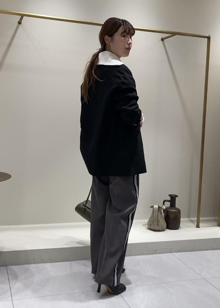 「モア、モアサロンエロペ、moi salon et rope'、モア横浜高島屋、ラインパンツ、ジャケット、スラックス、初秋コーデ、秋コーデ、大人カジュアル、パンツスタイル、モノトーンコーデ、ROPÉ、ナチュラル、イエベ秋」|「ADAM ET ROPE'のMOL Rollバッグ(ショルダーバッグ、グリーン系)」を使った、sanaさん(レディース・160cm)の秋コーディネートの3枚目の写真