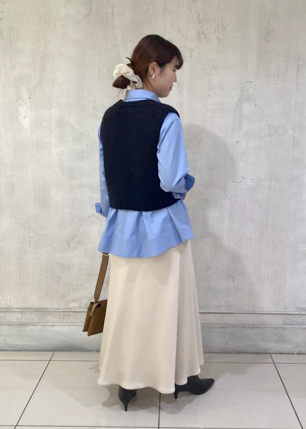 「モア、モアサロンエロペ、モア横浜高島屋、シャツ、スカート、サテンスカート、限定、ロングブーツ、初秋コーデ、秋コーデ、お出かけコーデ、スカートスタイル、フェミニンコーデ、ROPÉ、ナチュラル」｜「ROPE'のBarbara boots(バーバラブーツ)（ブーツ、ブラック系）」を使った、sanaさん（レディース・160cm）の秋コーディネートの3枚目の写真