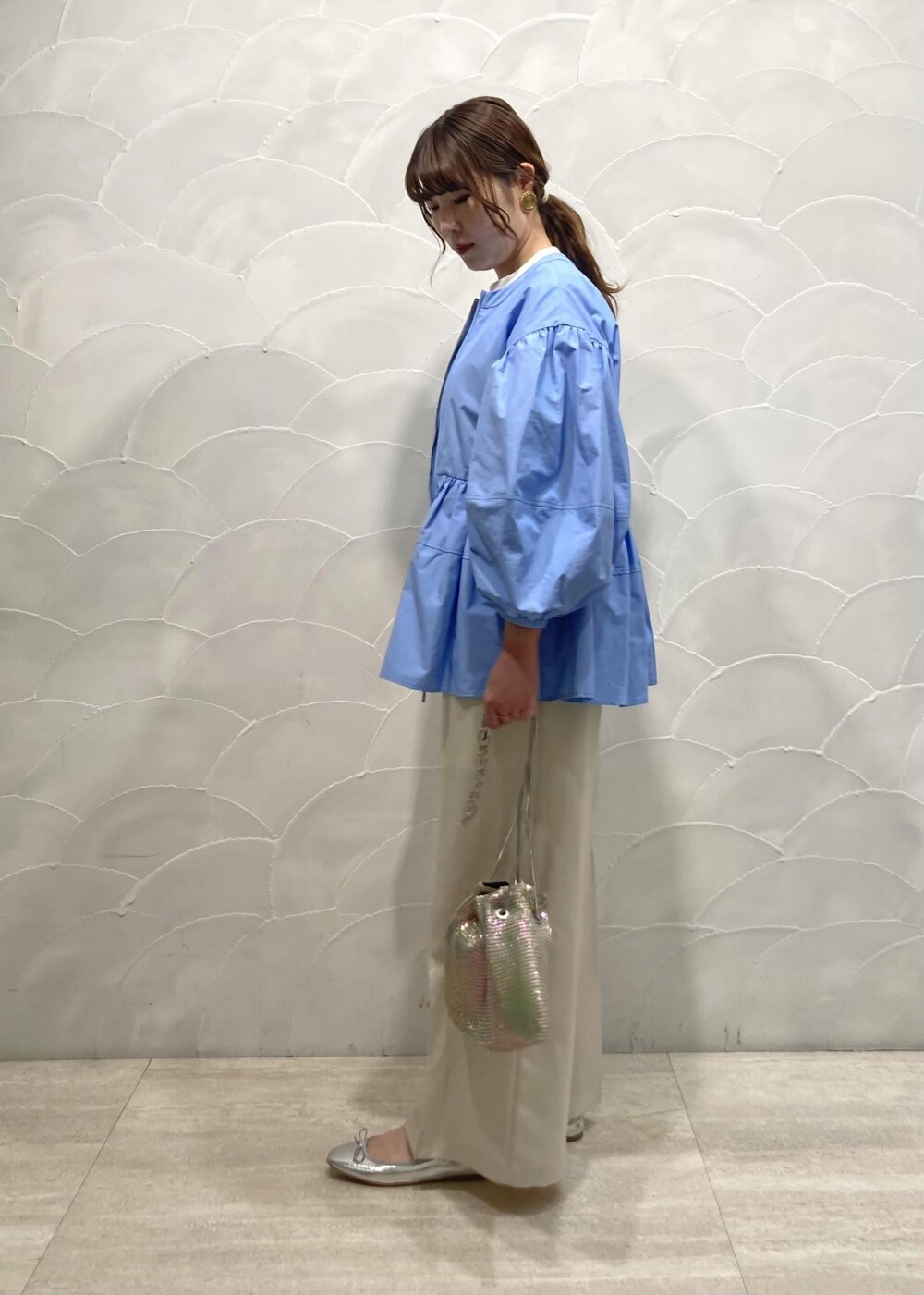 「ルミネ横浜、LUMINE横浜、横浜ルミネ、横浜LUMINE、ペプラムジップシャツ、ペプラムシャツ、Tシャツ、カットソー、イージーパンツ、バレエシューズ、メタリックバレエ、ショルダーバッグ、BIGOTRE、24SS、FEMME」|「ADAM ET ROPE'の【BIGOTRE(ビゴター)】PURSE METAL MINI(ハンドバッグ、その他)」を使った、sanaさん(レディース・160cm)の春コーディネートの2枚目の写真