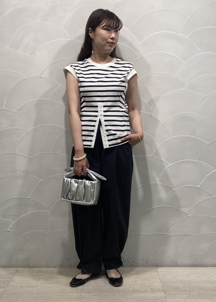 「ルミネ横浜、LUMINE横浜、横浜ルミネ、横浜LUMINE、シャカシャカパンツ、メタリックバレエ、チェーンバッグ、カットソー、初夏コーデ、夏コーデ、お出かけコーデ、モノトーンコーデ、ADAM ET ROPÉ、ナチュラル、イエベ秋」|「ADAM ET ROPE'の【サステナブル】メタリックバレエ(バレエシューズ、ブラック系)」を使った、sanaさん(レディース・160cm)の夏コーディネートの2枚目の写真