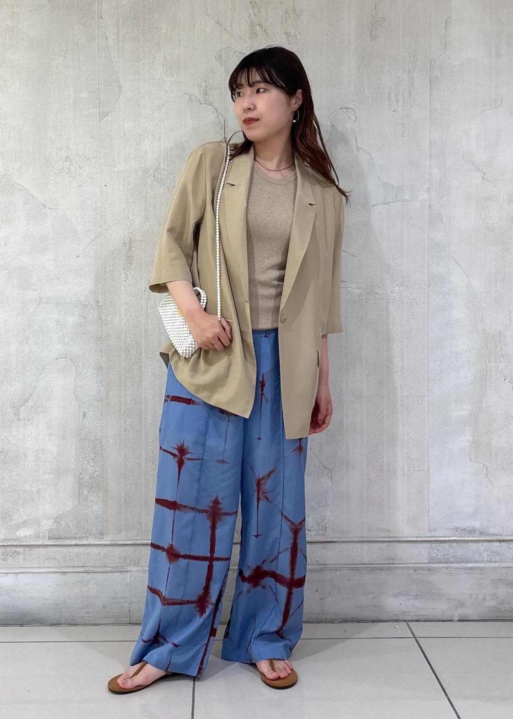 「モア、モアサロンエロペ、モア横浜、モア横浜高島屋、春ジャケット、夏ジャケット、リラックスパンツ、サンダル、ビーズバッグ、toos、初春コーデ、春コーデ、初夏コーデ、夏コーデ、お出かけコーデ」｜「SALON adam et rope'のハイツイストコットンアメリカンスリーブタンクトップ（タンクトップ、ベージュ系）」を使った、sanaさん（レディース・160cm）の春コーディネートの2枚目の写真