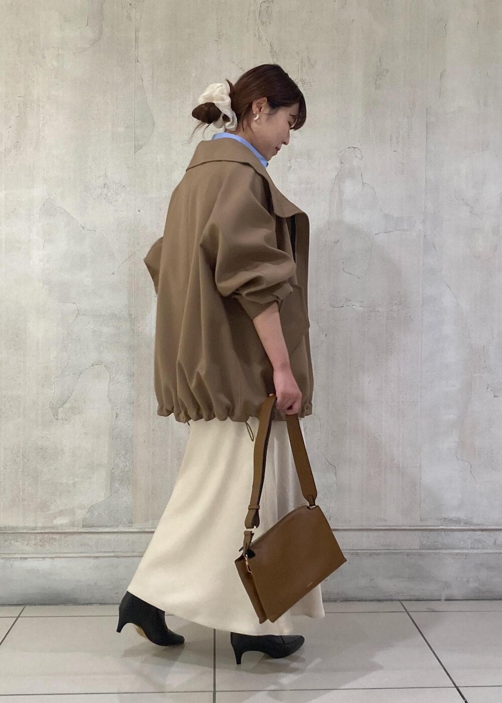 「モア、モアサロンエロペ、モア横浜高島屋、アウター、羽織り、シャツ、サテンスカート、スカート、ロングブーツ、ショルダーバッグ、お出かけコーデ、大人カジュアル、スカートスタイル、フェミニンコーデ、ROPÉ」｜「ROPE'のBarbara boots(バーバラブーツ)（ブーツ、ブラック系）」を使った、sanaさん（レディース・160cm）の秋コーディネートの3枚目の写真
