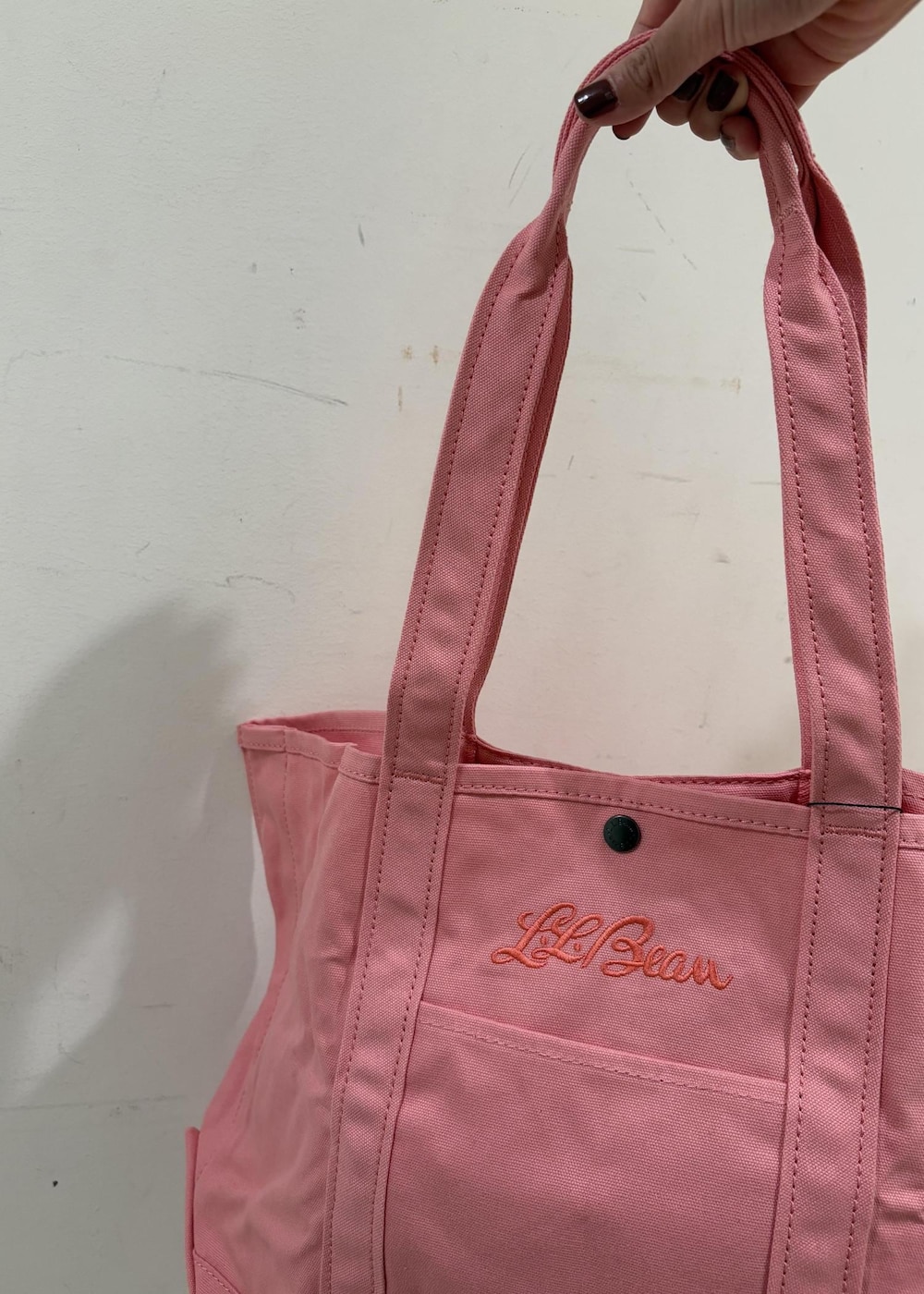 「モア、モア横浜、モア横浜高島屋、モアサロンエロペ、L.L. Bean、別注、アメリカーナ、ワイドパンツ、初春コーデ、初冬コーデ、冬コーデ、パンツスタイル、シンプルコーデ、ROPÉ、ナチュラル」｜「AMERICANAの【Americana（アメリカーナ）】裏毛ロゴスウェットプルオーバー（スウェット、ブラック系）」を使った、sanaさん（レディース・160cm）の冬コーディネートの5枚目の写真