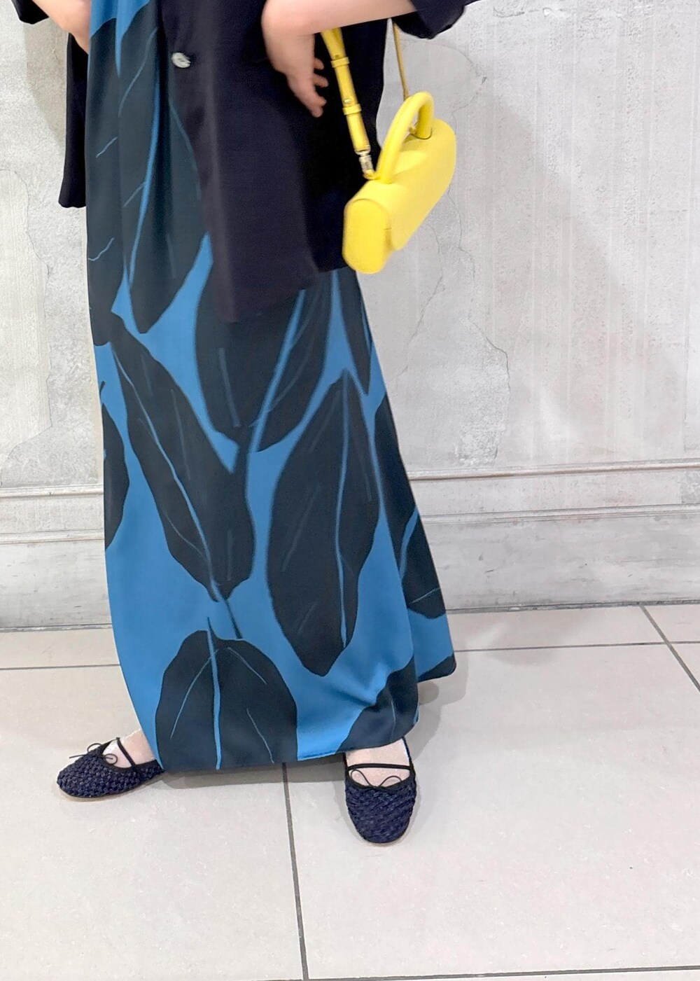 「モア、モアサロンエロペ、モア横浜、モア横浜高島屋、シアージャケット、キャミワンピ、リゾート、ショルダーバッグ、ミニバッグ、バレエシューズ、初春コーデ、春コーデ、初夏コーデ、お出かけコーデ、大人カジュアル」｜「ROPE'の【DEVEAUX（デヴォー）】エクスペンド リーフキャミワンピース/洗える（ワンピース、ブルー系）」を使った、sanaさん（レディース・160cm）の春コーディネートの6枚目の写真