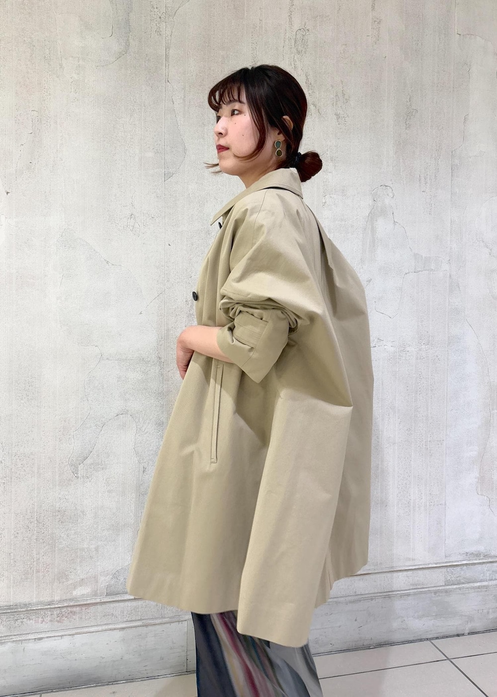 「モア、モアサロンエロペ、モア横浜、モア横浜高島屋、トレンチ、トレンチコート、春コート、春アウター、カジュアルトップス、デニム、デニムパンツ、スカーフ、初春コーデ、春コーデ、お出かけコーデ」|「SALON adam et rope'のテントラインステンカラートレンチコート/ショートコート(ステンカラーコート、ベージュ系)」を使った、sanaさん(レディース・160cm)の冬コーディネートの6枚目の写真