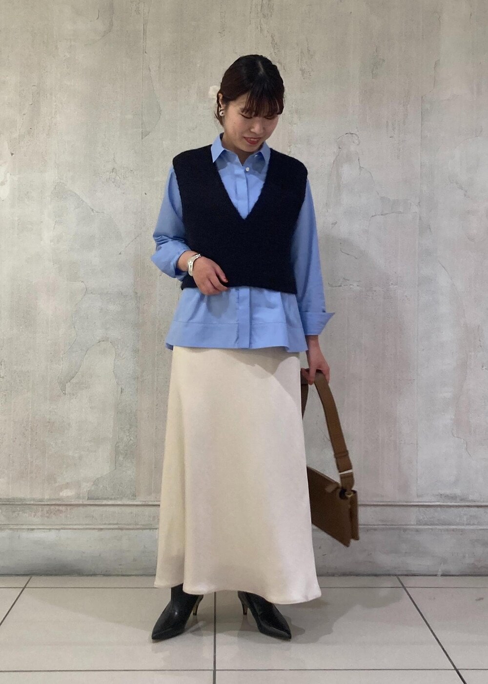 「モア、モアサロンエロペ、モア横浜高島屋、シャツ、スカート、サテンスカート、限定、ロングブーツ、初秋コーデ、秋コーデ、お出かけコーデ、スカートスタイル、フェミニンコーデ、ROPÉ、ナチュラル」｜「ROPE'のBarbara boots(バーバラブーツ)（ブーツ、ブラック系）」を使った、sanaさん（レディース・160cm）の秋コーディネートの2枚目の写真