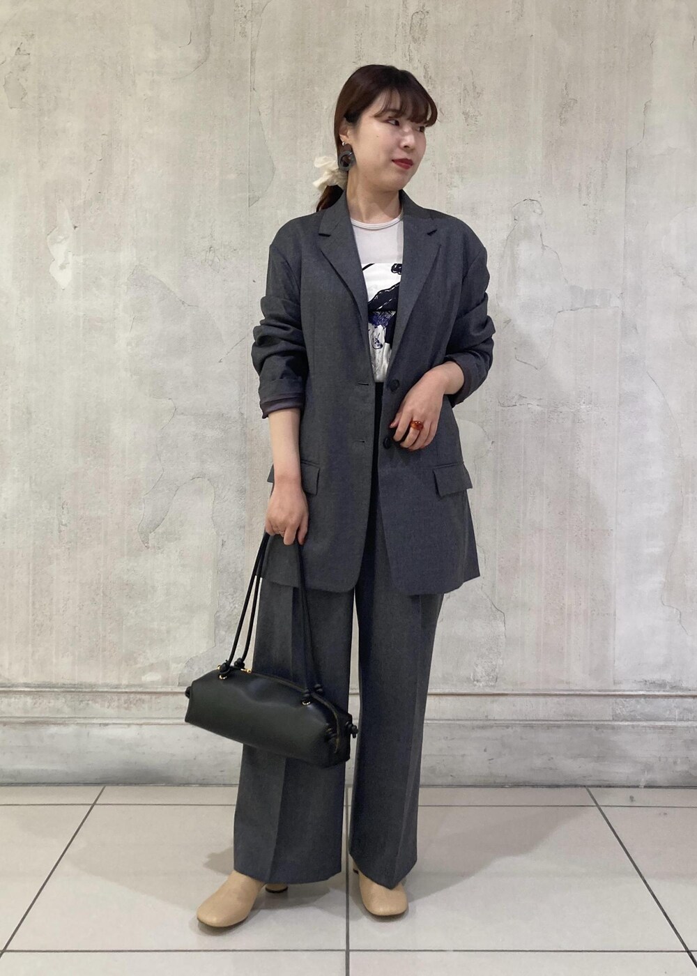 「モア、モアサロンエロペ、モア横浜高島屋、ジャケット、スカーフ、スカーフアレンジ、ブーツ、秋コーデ、お出かけコーデ、セットアップ、モノトーンコーデ、ROPÉ、ナチュラル、イエベ秋、乾燥」|「ROPE'のBeth bag(ベスバッグ)(ハンドバッグ、ブラック系)」を使った、sanaさん(レディース・160cm)の秋コーディネートの2枚目の写真