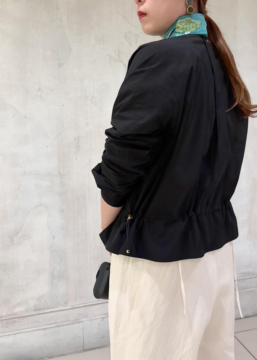 「モア、モアサロンエロペ、モア横浜、モア横浜高島屋、ウールリッチ、WOOLRICH、ブルゾン、春アウター、リブトップス、ポインテッドシューズ、スカーフ、スカーフアレンジ、初春コーデ、春コーデ、お出かけコーデ」｜「ROPE'のポインテッドVカットパンプス（パンプス、ブラック系）」を使った、sanaさん（レディース・160cm）の冬コーディネートの5枚目の写真