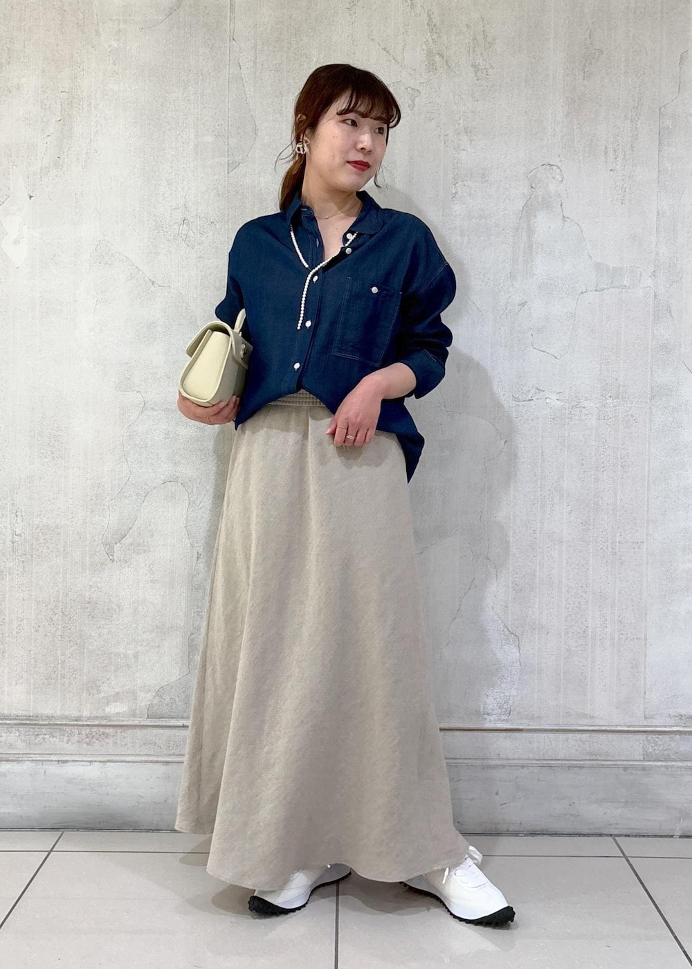 「モア、モアサロンエロペ、モア横浜、モア横浜高島屋、シャツ、デニムシャツ、マキシ丈スカート、リネンスカート、ハンドバッグ、パールネックレス、初春コーデ、春コーデ、お出かけコーデ、女子会コーデ、大人カジュアル」|「ROPE'のマルチWAYパールネックレス(ネックレス、シルバー系)」を使った、sanaさん(レディース・160cm)の冬コーディネートの2枚目の写真
