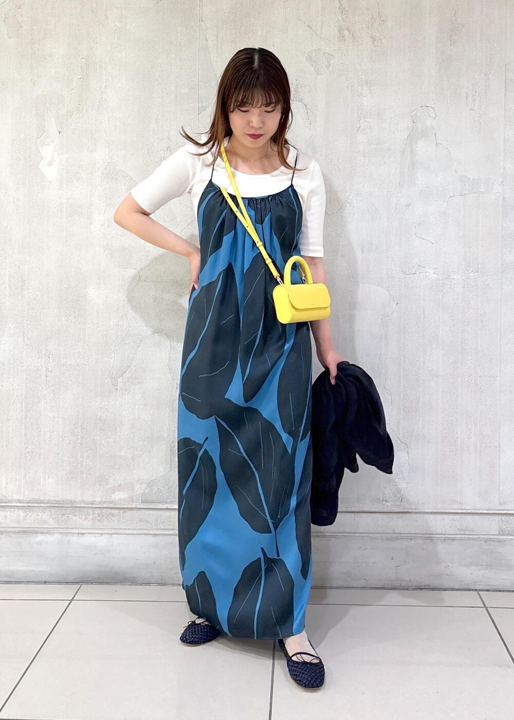 「モア、モアサロンエロペ、モア横浜、モア横浜高島屋、シアージャケット、キャミワンピ、リゾート、ショルダーバッグ、ミニバッグ、バレエシューズ、初春コーデ、春コーデ、初夏コーデ、お出かけコーデ、大人カジュアル」｜「ROPE'の【DEVEAUX（デヴォー）】エクスペンド リーフキャミワンピース/洗える（ワンピース、ブルー系）」を使った、sanaさん（レディース・160cm）の春コーディネートの3枚目の写真