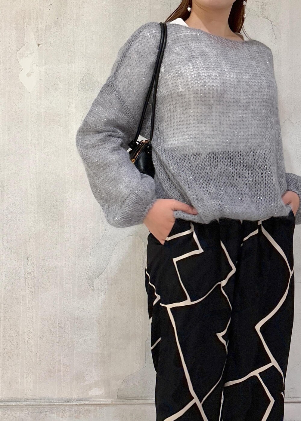 「モア、モアサロンエロペ、モア横浜、モア横浜高島屋、シアーモヘヤ、モヘヤ、モヘヤニット、ニット、柄パンツ、ショルダーバッグ、初冬コーデ、冬コーデ、お出かけコーデ、大人カジュアル、レイヤード」｜「ROPE'の【DEVEAUX】プリントイージーパンツ（その他パンツ、ブラック系）」を使った、sanaさん（レディース・160cm）の冬コーディネートの4枚目の写真