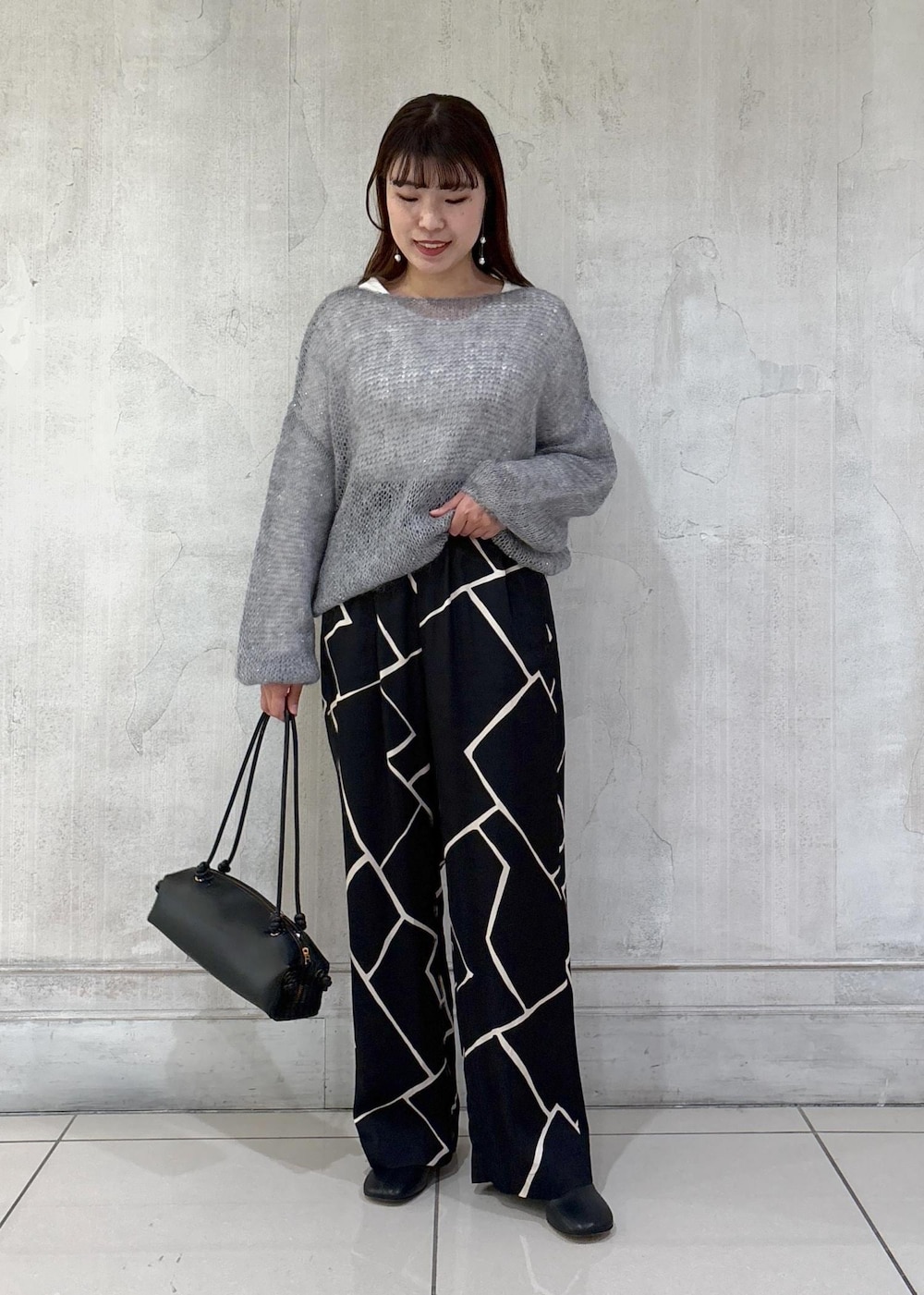 「モア、モアサロンエロペ、モア横浜、モア横浜高島屋、シアーモヘヤ、モヘヤ、モヘヤニット、ニット、柄パンツ、ショルダーバッグ、初冬コーデ、冬コーデ、お出かけコーデ、大人カジュアル、レイヤード」｜「ROPE'の【DEVEAUX】プリントイージーパンツ（その他パンツ、ブラック系）」を使った、sanaさん（レディース・160cm）の冬コーディネートの2枚目の写真