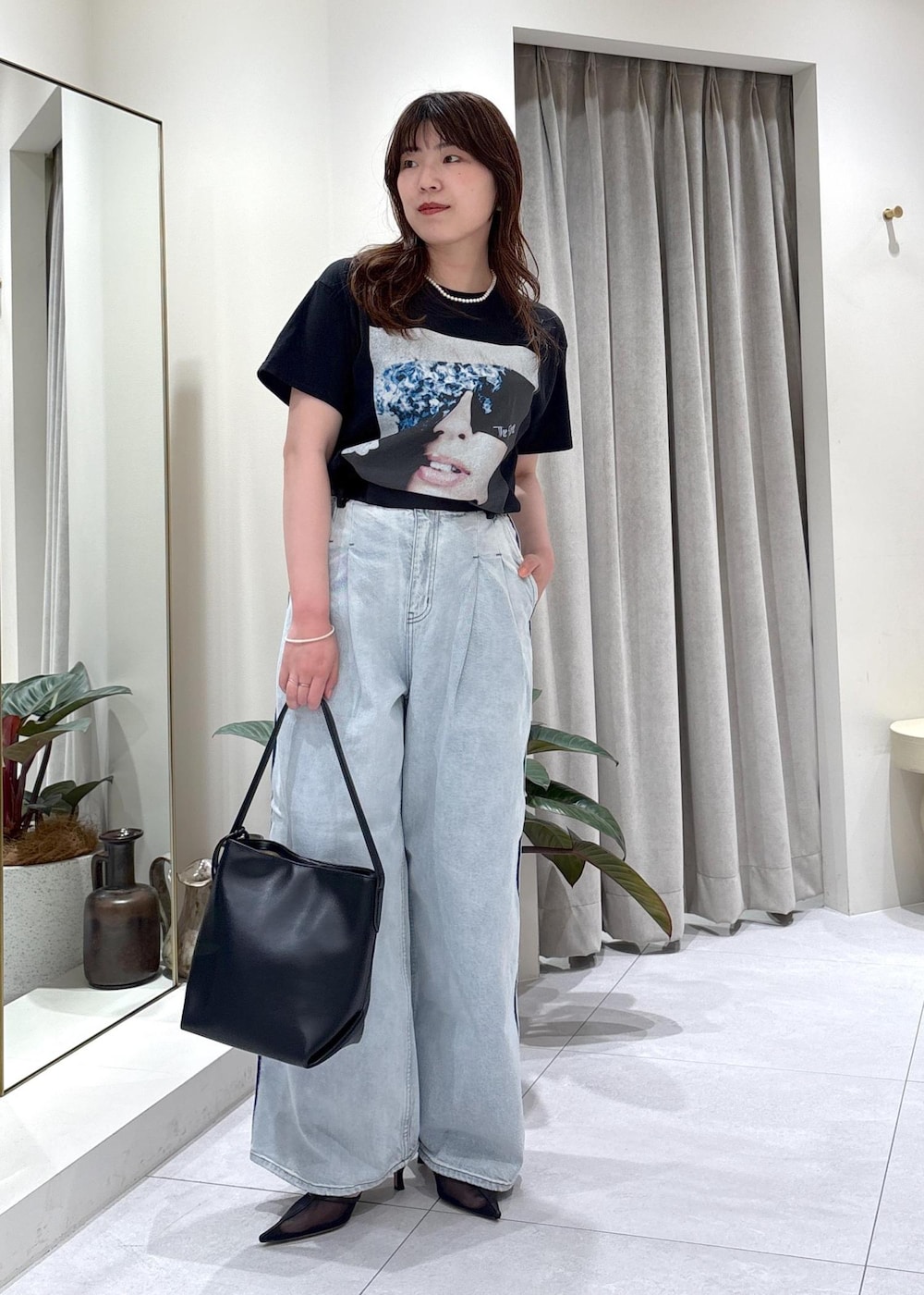 「モア、モアサロンエロペ、モア横浜、モア横浜高島屋、Tシャツ、プリントT、フォトT、デニム、ドレスデニム、春コーデ、初夏コーデ、夏コーデ、お出かけコーデ、ヴィンテージ、パンツスタイル」｜「ADAM ET ROPE'の【EMOELLE】・【サステナブル】ドレスデニムパンツ（デニムパンツ、ブルー系）」を使った、sanaさん（レディース・160cm）の春コーディネートの2枚目の写真