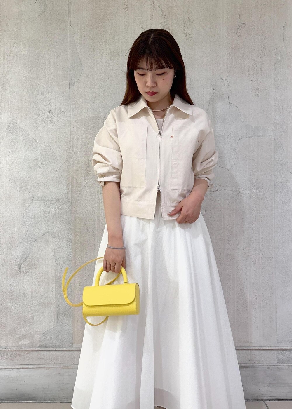 「モア、モアサロンエロペ、モア横浜、モア横浜高島屋、春アウター、春羽織り、シャツブルゾン、フレアスカート、スニーカー、ショルダーバッグ、ミニバッグ、初春コーデ、春コーデ、お出かけコーデ、アウトドアコーデ」｜「SALON adam et rope'の【セットアップ対応】ビンテージライクジップブルゾン（ブルゾン、ホワイト系）」を使った、sanaさん（レディース・160cm）の春コーディネートの4枚目の写真