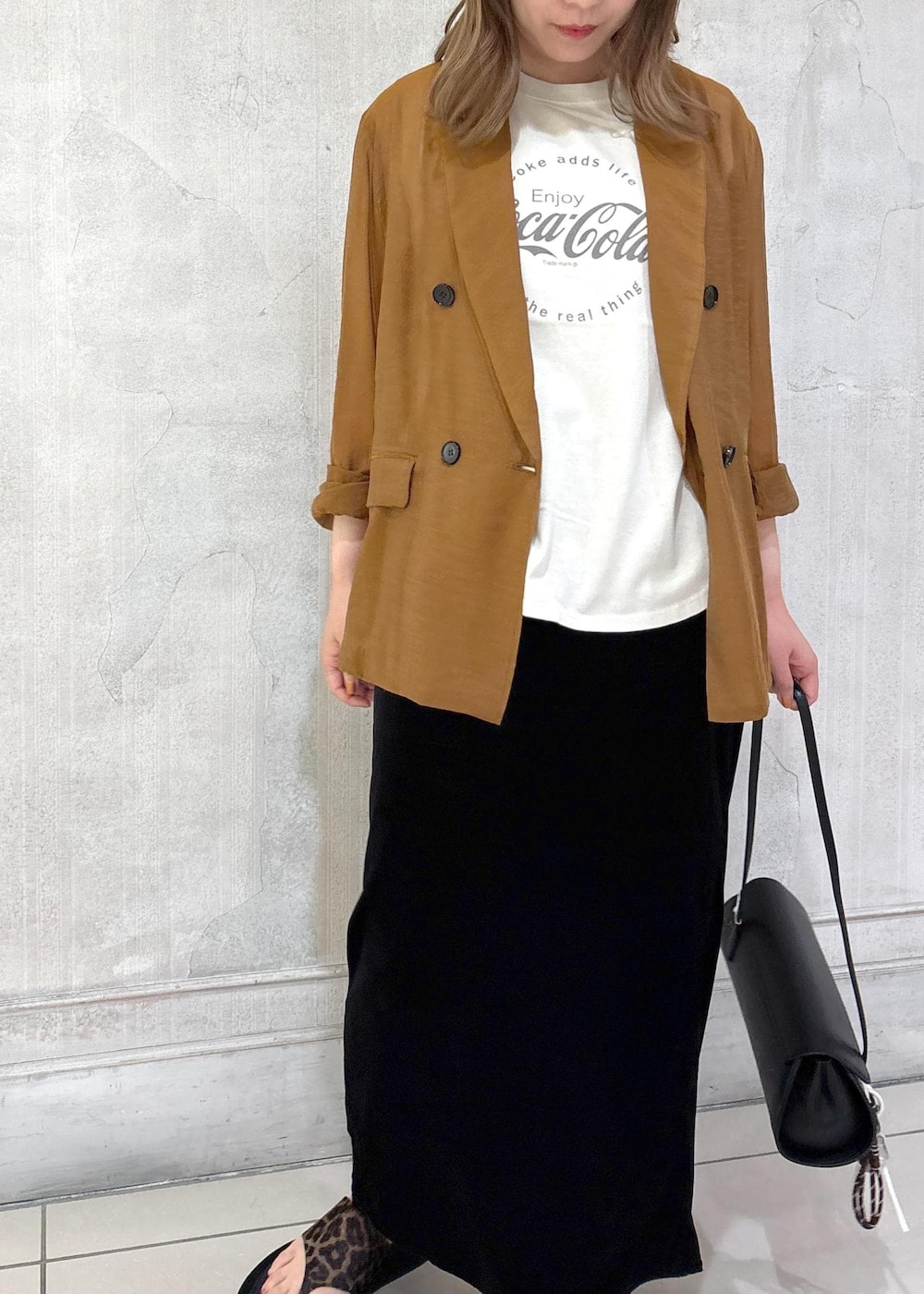 ブラック系のショルダーバッグ、ブラック系のスカート、イエロー系のテーラードジャケットを着用したレディースの夏コーディネートの5枚目の写真