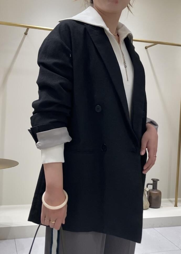 「モア、モアサロンエロペ、moi salon et rope'、モア横浜高島屋、ラインパンツ、ジャケット、スラックス、初秋コーデ、秋コーデ、大人カジュアル、パンツスタイル、モノトーンコーデ、ROPÉ、ナチュラル、イエベ秋」|「ADAM ET ROPE'のMOL Rollバッグ(ショルダーバッグ、グリーン系)」を使った、sanaさん(レディース・160cm)の秋コーディネートの4枚目の写真