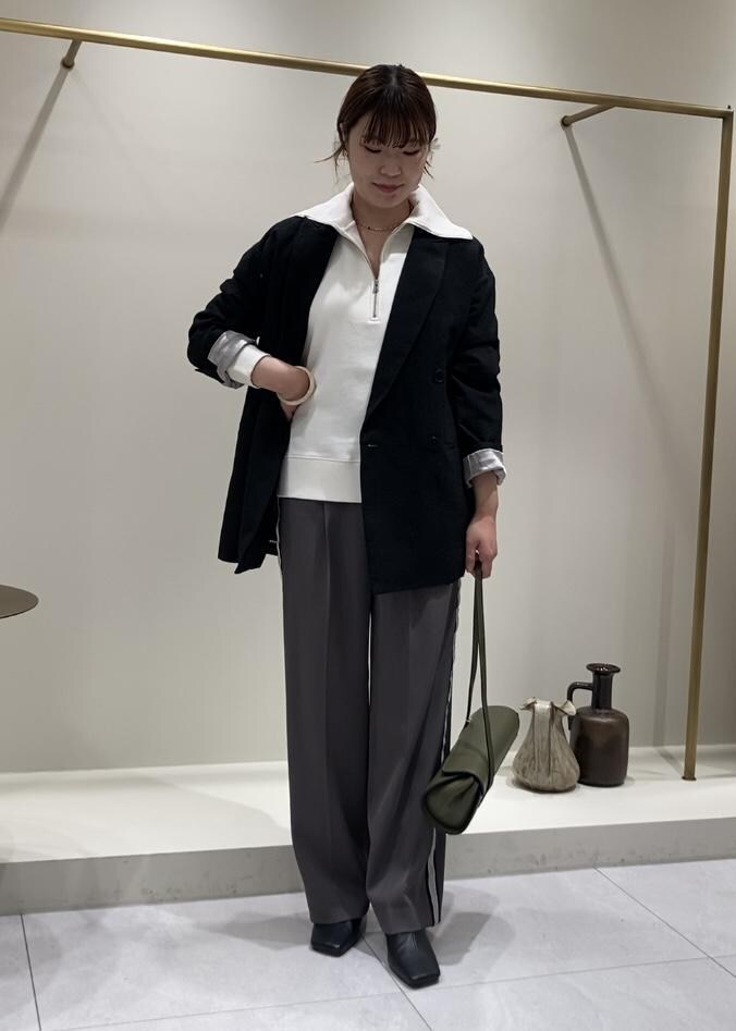 「モア、モアサロンエロペ、moi salon et rope'、モア横浜高島屋、ラインパンツ、ジャケット、スラックス、初秋コーデ、秋コーデ、大人カジュアル、パンツスタイル、モノトーンコーデ、ROPÉ、ナチュラル、イエベ秋」|「ADAM ET ROPE'のMOL Rollバッグ(ショルダーバッグ、グリーン系)」を使った、sanaさん(レディース・160cm)の秋コーディネートの2枚目の写真