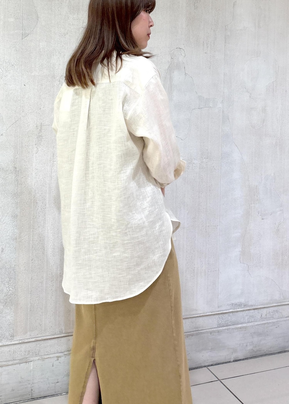 「モア、モアサロンエロペ、モア横浜、モア横浜高島屋、シャツ、シャツ羽織り、リネンシャツ、ストラップサンダル、初夏コーデ、夏コーデ、デートコーデ、お出かけコーデ、旅行コーデ、大人カジュアル、スカートスタイル」｜「SALON adam et rope'のナローストラップサンダル（サンダル、その他）」を使った、sanaさん（レディース・160cm）の夏コーディネートの5枚目の写真