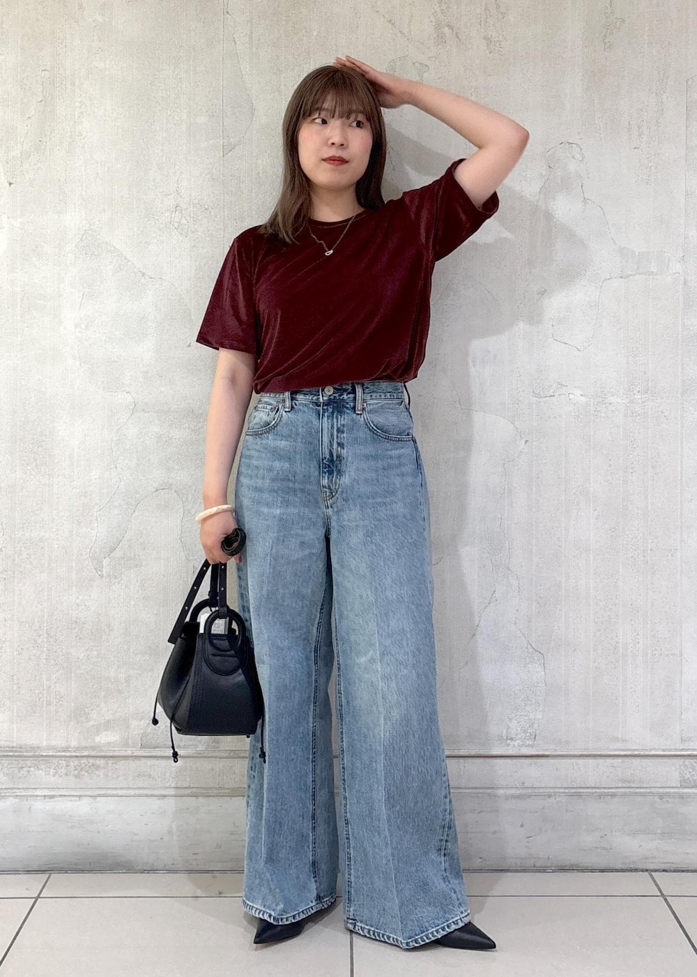 「モア、モアサロンエロペ、モア横浜、モア横浜高島屋、ベロア、ベロアT、ワイドデニム、ポインテッドシューズ、夏コーデ、初秋コーデ、お出かけコーデ、大人カジュアル、パンツスタイル、カジュアルコーデ、ROPÉ」｜「ROPE'の【24AW新色追加】Amelie Bag （アメリ バッグ）【メディア掲載】【一部店舗限定】（ショルダーバッグ、ブラック系）」を使った、sanaさん（レディース・160cm）の夏コーディネートの2枚目の写真
