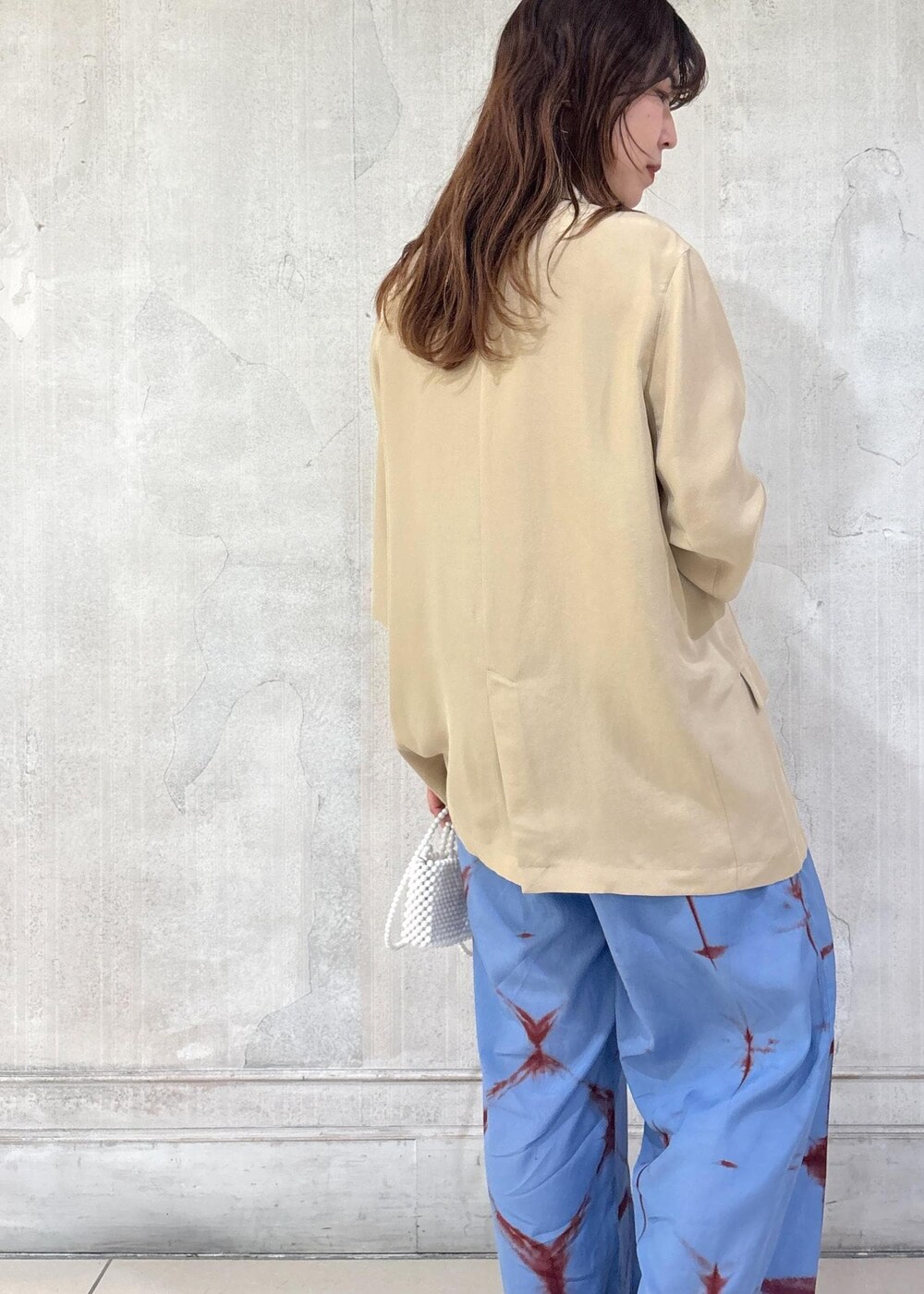 「モア、モアサロンエロペ、モア横浜、モア横浜高島屋、春ジャケット、夏ジャケット、リラックスパンツ、サンダル、ビーズバッグ、toos、初春コーデ、春コーデ、初夏コーデ、夏コーデ、お出かけコーデ」｜「SALON adam et rope'のハイツイストコットンアメリカンスリーブタンクトップ（タンクトップ、ベージュ系）」を使った、sanaさん（レディース・160cm）の春コーディネートの6枚目の写真