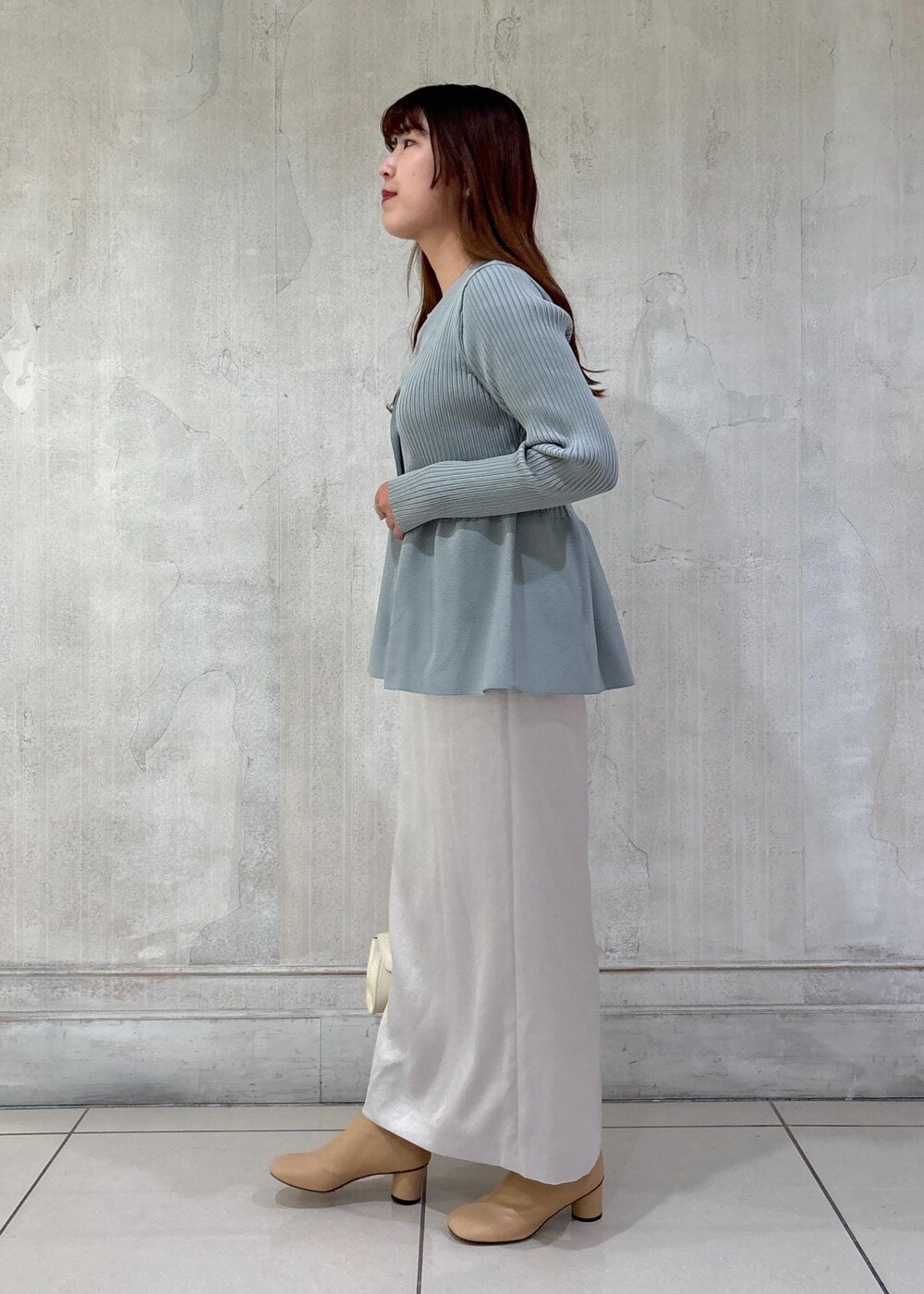 「モア、モアサロンエロペ、モア横浜、モア横浜高島屋、モア別注、モア限定、moi限定、カーディガン、ペプラムカーディガン、タイトスカート、サテンスカート、ブーツ、初冬コーデ、冬コーデ、お出かけコーデ」｜「ADAM ET ROPE'のMOL Rollバッグ（ショルダーバッグ、ホワイト系）」を使った、sanaさん（レディース・160cm）の冬コーディネートの3枚目の写真