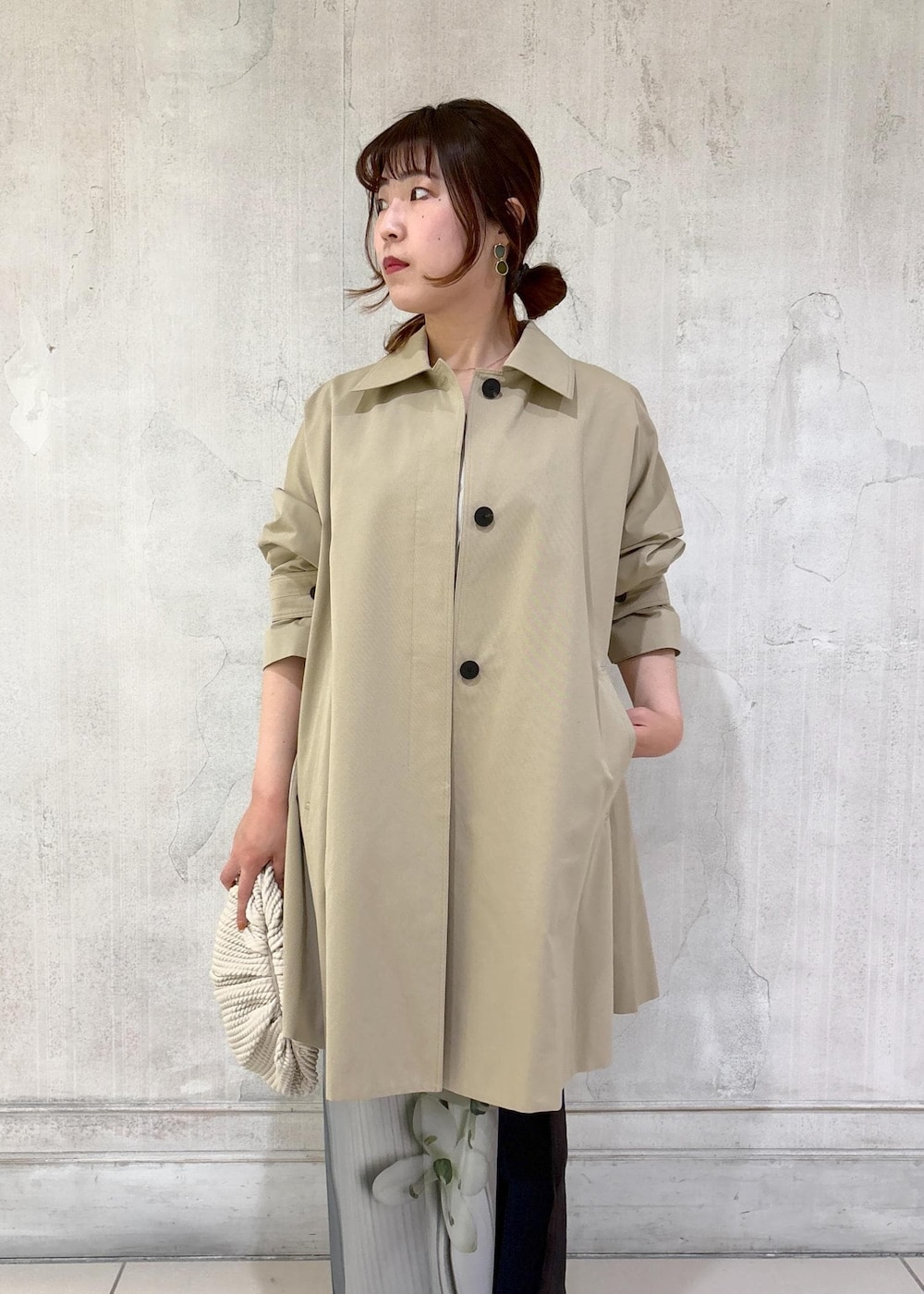 「モア、モアサロンエロペ、モア横浜、モア横浜高島屋、トレンチ、トレンチコート、春コート、春アウター、カジュアルトップス、デニム、デニムパンツ、スカーフ、初春コーデ、春コーデ、お出かけコーデ」|「SALON adam et rope'のテントラインステンカラートレンチコート/ショートコート(ステンカラーコート、ベージュ系)」を使った、sanaさん(レディース・160cm)の冬コーディネートの5枚目の写真