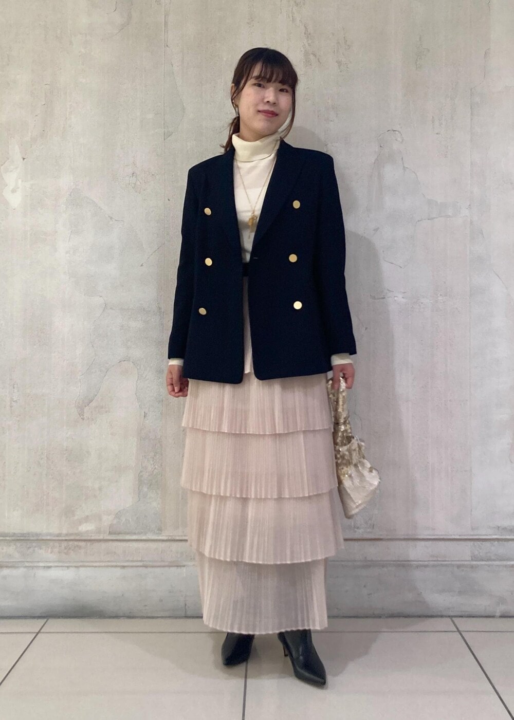 「モア、モアサロンエロペ、モア横浜高島屋、モア別注、moi別注、ジャケット、タートル、プリーツスカート、ロングブーツ、バッグ、秋コーデ、初冬コーデ、冬コーデ、お出かけコーデ、クリスマスコーデ」｜「ROPE'のBarbara boots(バーバラブーツ)（ブーツ、ブラック系）」を使った、sanaさん（レディース・160cm）の秋コーディネートの2枚目の写真