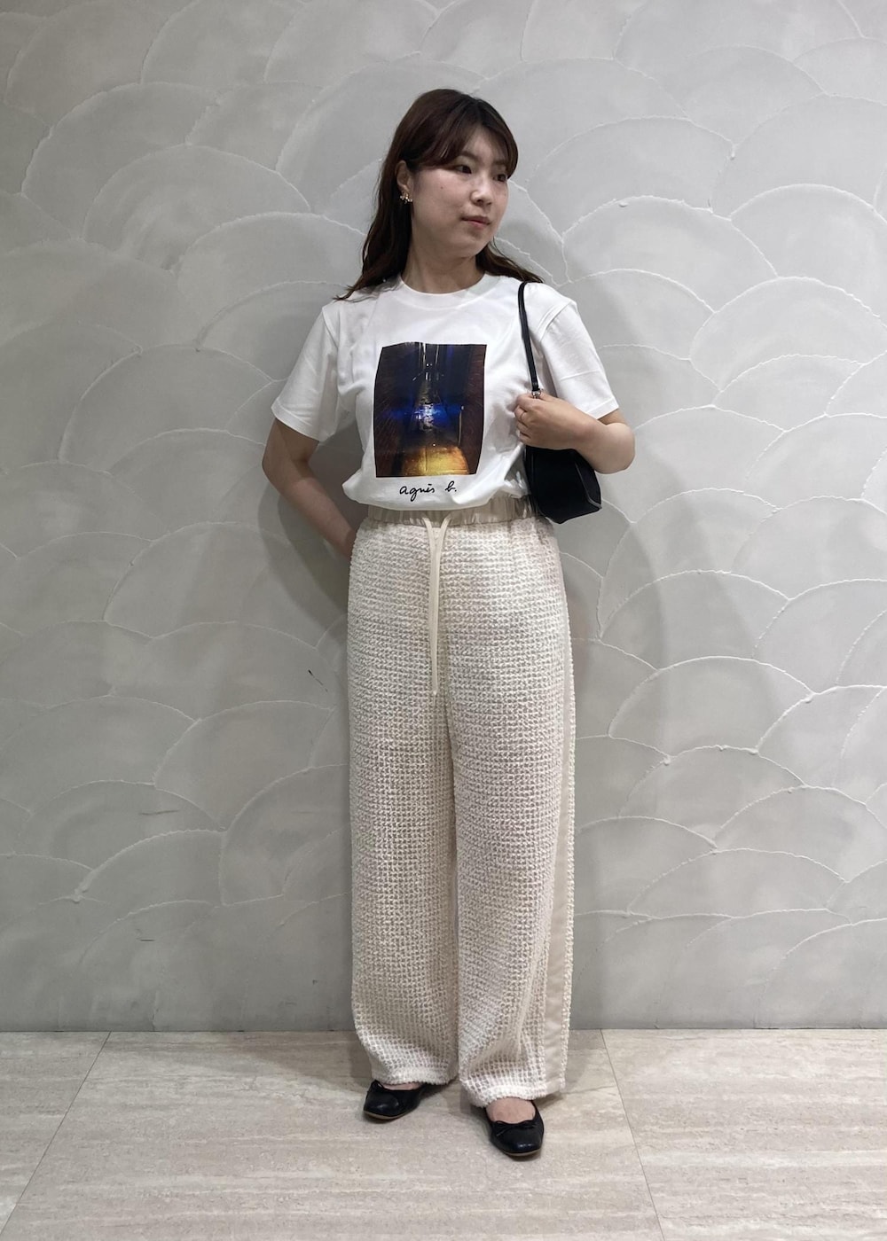 「ルミネ横浜、LUMINE横浜、横浜ルミネ、横浜LUMINE、アニエス、アニエスT、Tシャツ、別注、イージーパンツ、バレエシューズ、メタリックバレエ、ショルダーバッグ、FEMME、大人カジュアル、夏ファッション」｜「ADAM ET ROPE'の【サステナブル】メタリックバレエ（バレエシューズ、ブラック系）」を使った、sanaさん（レディース・160cm）の夏コーディネートの2枚目の写真