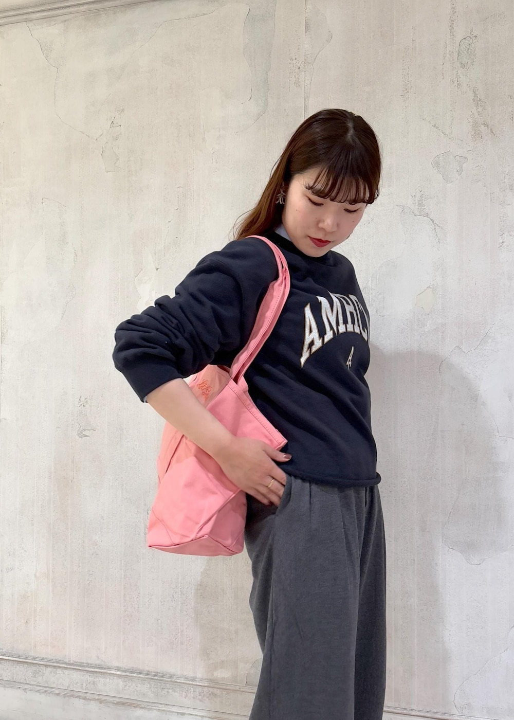 「モア、モア横浜、モア横浜高島屋、モアサロンエロペ、L.L. Bean、別注、アメリカーナ、ワイドパンツ、初春コーデ、初冬コーデ、冬コーデ、パンツスタイル、シンプルコーデ、ROPÉ、ナチュラル」｜「AMERICANAの【Americana（アメリカーナ）】裏毛ロゴスウェットプルオーバー（スウェット、ブラック系）」を使った、sanaさん（レディース・160cm）の冬コーディネートの4枚目の写真