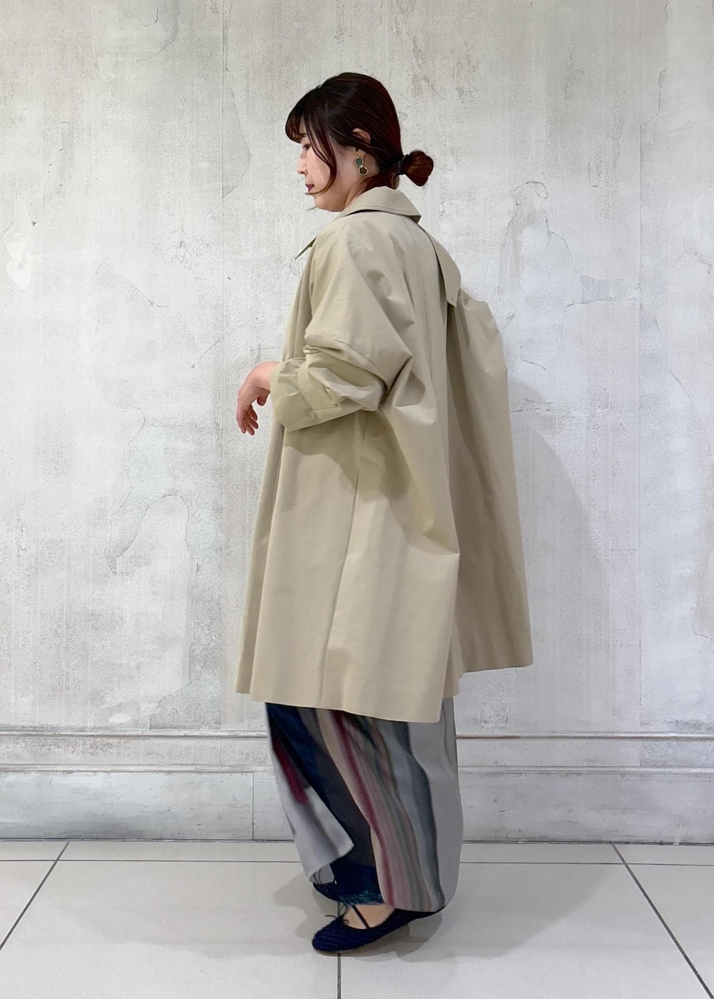 「モア、モアサロンエロペ、モア横浜、モア横浜高島屋、トレンチ、トレンチコート、春コート、春アウター、カジュアルトップス、デニム、デニムパンツ、スカーフ、初春コーデ、春コーデ、お出かけコーデ」|「SALON adam et rope'のテントラインステンカラートレンチコート/ショートコート(ステンカラーコート、ベージュ系)」を使った、sanaさん(レディース・160cm)の冬コーディネートの3枚目の写真