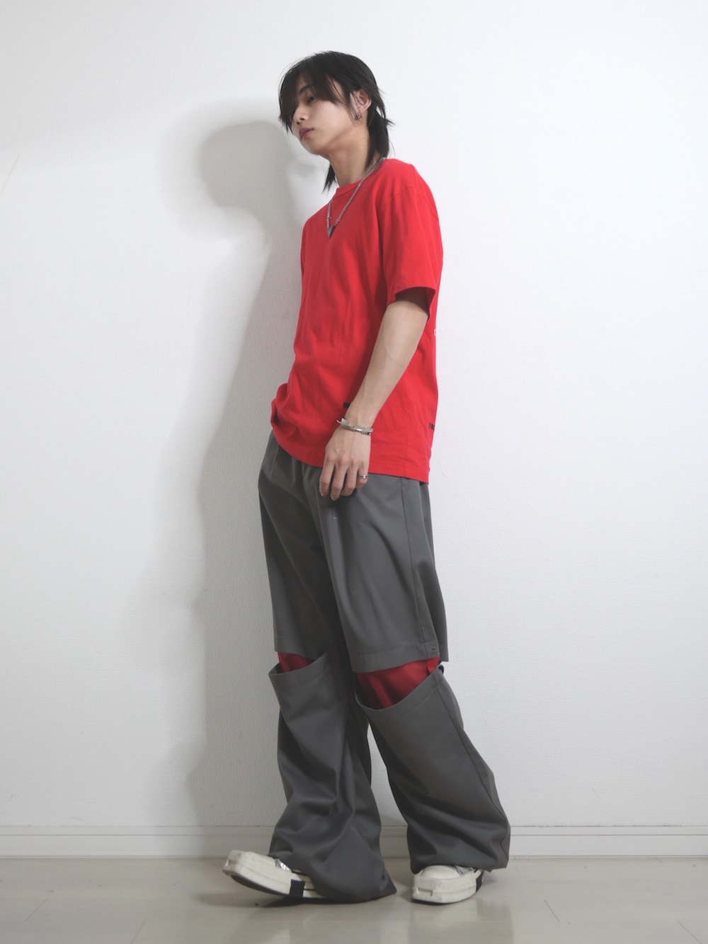 「GRANCY、TAKATO、Tシャツ、スラックス、夏コーデ、春夏コーデ、きれいめカジュアル、カジュアル、シンプルコーデ、赤、グレー、スニーカー、スニーカーコーデ」｜「TOGAのアイテム（チョーカー、レッド系）」を使った、 TAKATOさん（メンズ・172cm）の春コーディネートの2枚目の写真