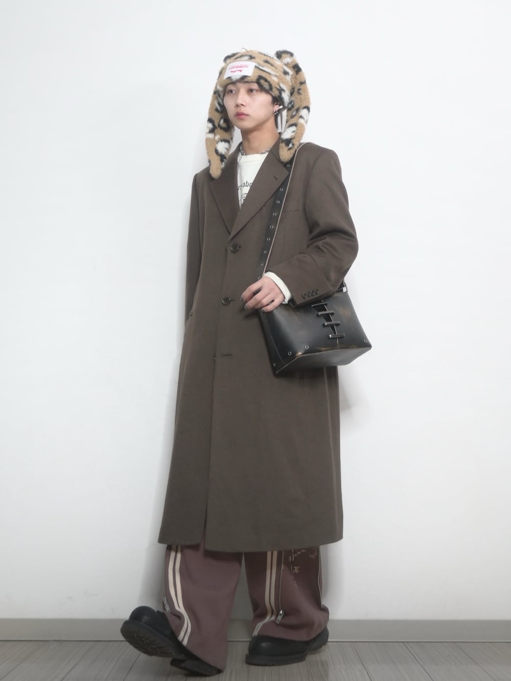 「チェスターコート、コート、トラックパンツ、帽子、カジュアル、カジュアルコーデ、動物モチーフ、ブラウン、GRANCY、TAKATO」｜「LOVERBOYのアイテム（帽子、その他）」を使った、 TAKATOさん（メンズ・172cm）の春コーディネートの3枚目の写真