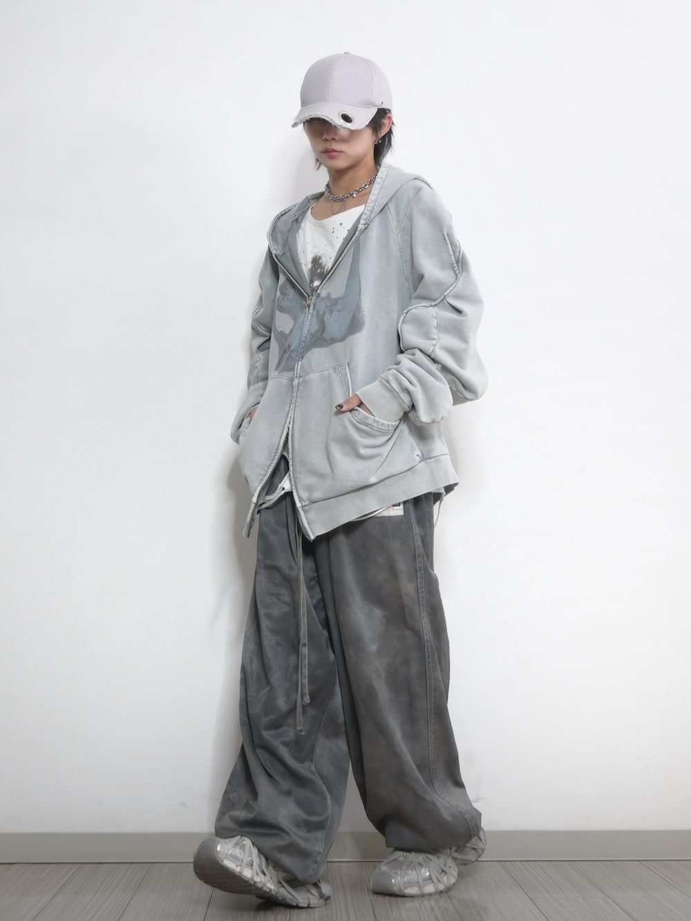 「キャップ、パーカー、オーバーサイズ、ロンT、サテンパンツ、ワイドパンツ、厚底シューズ、ラフコーデ、ラフ、GRANCY、TAKATO」｜「GRANCYの【GRANCY】EyeletDesign DamageCap  / アイレットデザイン ダメージキャップ（キャップ、グレー系）」を使った、 TAKATOさん（メンズ・172cm）の秋コーディネートの3枚目の写真