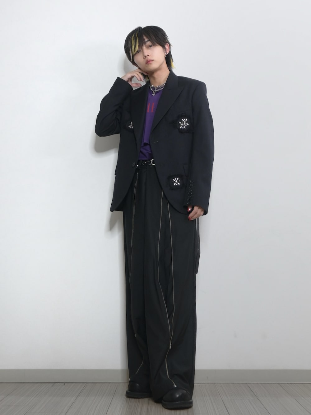 「きれいめカジュアル、キレイめ、テーラードジャケット、テーラード、ブラック、パープル、GRANCY、TAKATO、秋服準備はじめました、秋服」｜「MASUの【MASU/エムエーエスユー】STUDS TAILORED JACKET（テーラードジャケット、ブラック系）」を使った、 TAKATOさん（メンズ・172cm）の秋コーディネートの3枚目の写真