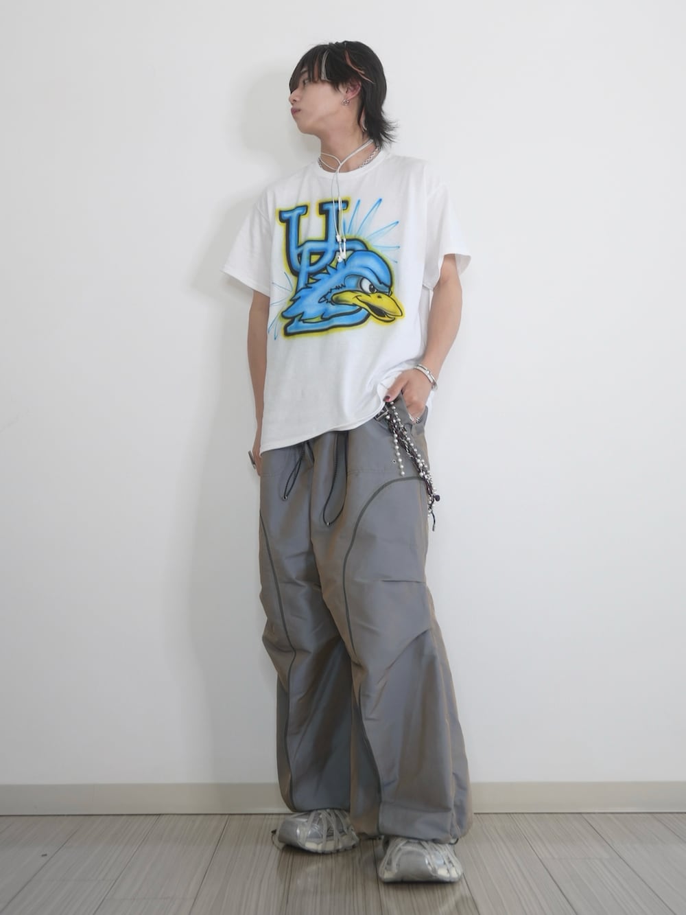 「ペイント、Tシャツ、古着MIX、ナイロンパンツ、カーゴパンツ、スニーカー、厚底シューズ、カジュアル、きれいめカジュアル、夏コーデ、WEARyouthコーデ、カジュアルコーデ、TAKATO」｜「USEDのアイテム（Tシャツ/カットソー、ホワイト系）」を使った、 TAKATOさん（メンズ・172cm）の夏コーディネートの2枚目の写真