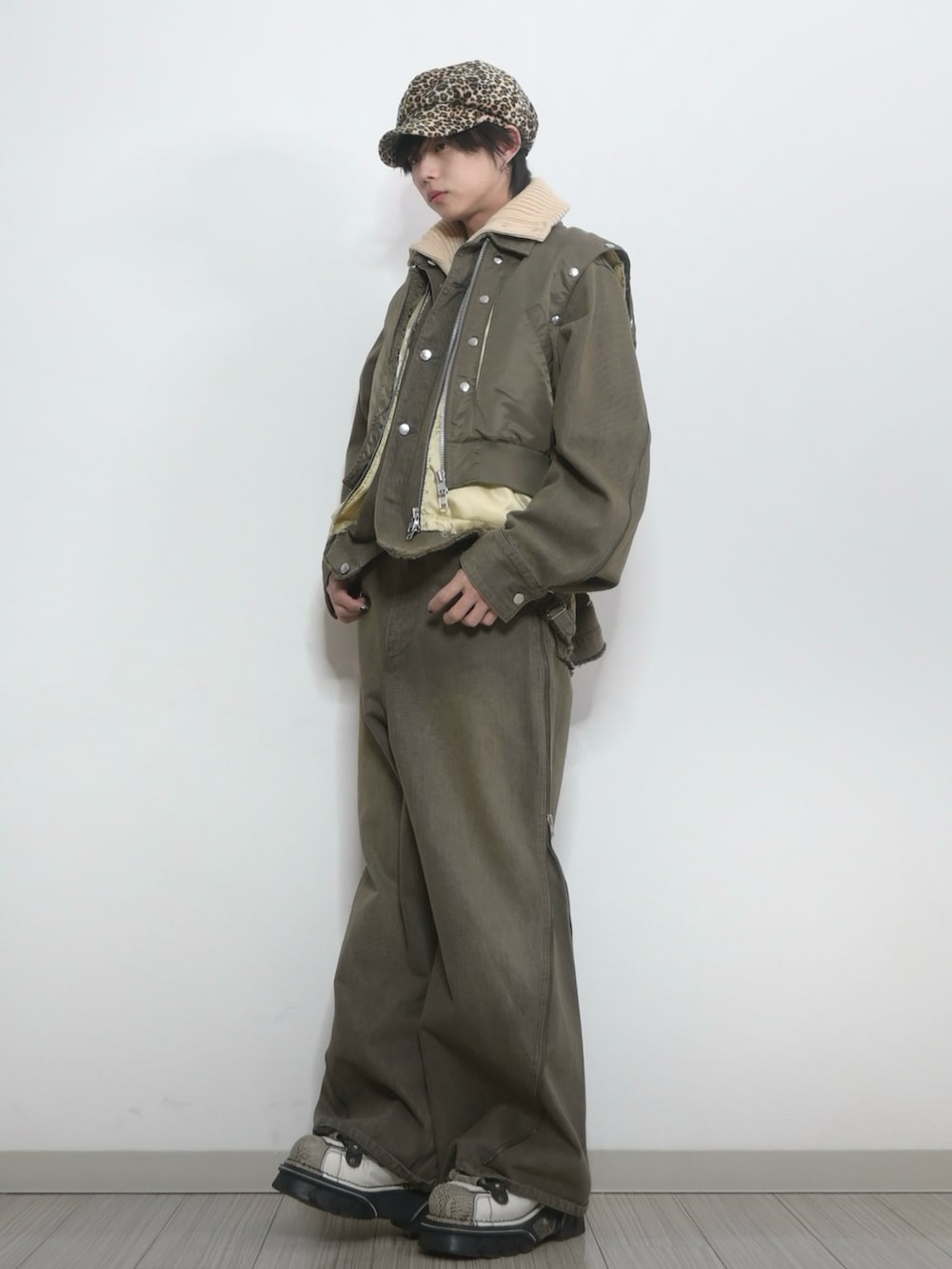 「GRANCY、TAKATO、デニムジャケット、デニムパンツ、MA-1、ネックウォーマー、ベージュ、ブラウン、アースカラー、カジュアルコーデ」｜「GRANCYの【GRANCY】ZipDesign Buggy DenimPants / ジップデザイン バギーデニム パンツ（デニムパンツ、ブラウン系）」を使った、 TAKATOさん（メンズ・172cm）の冬コーディネートの2枚目の写真