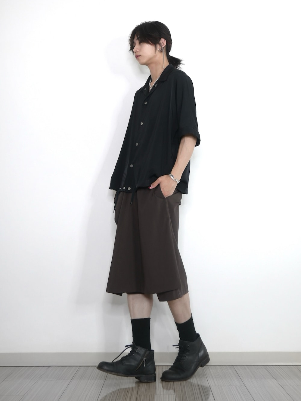 「夏コーデ、夏だ！Tシャツ着よう！、メンズファッション、ラフコーデ、オトナカジュアル、大人コーデ、ブラック、シルバーアクセサリー、夏ファッション、ショートパンツ、ブラックコーデ、シャツ好き集まれ、ハーフパンツ、半袖シャツ、TAKATO」｜「lot holonのアイテム（シャツ/ブラウス、ブラック系）」を使った、 TAKATOさん（メンズ・172cm）の夏コーディネートの3枚目の写真