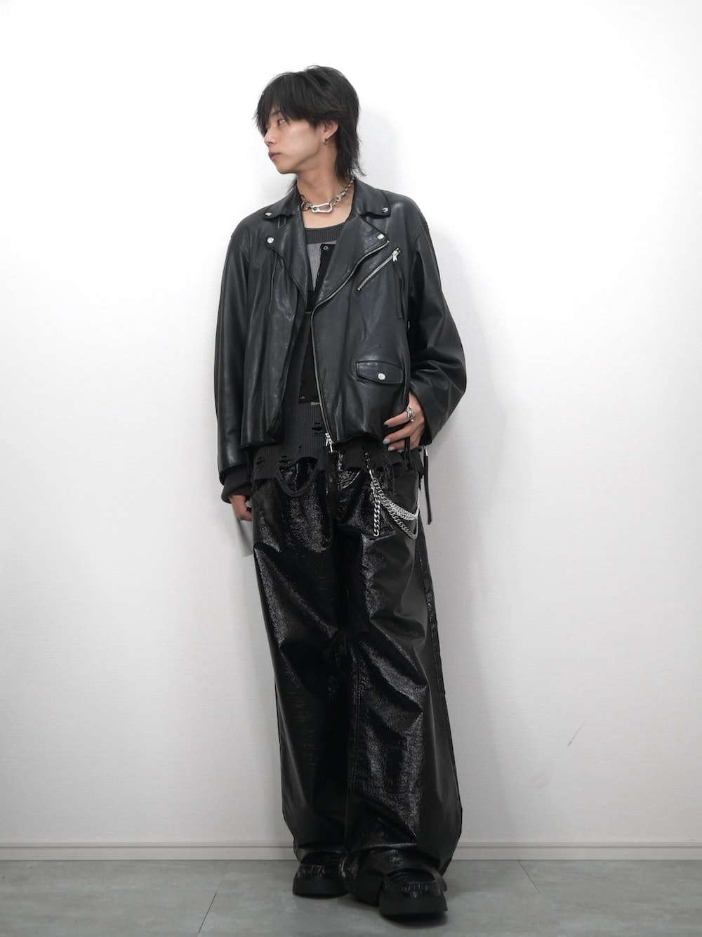 グレー系のTシャツ/カットソー、ブラック系のライダースジャケット、ブラック系のパンツを着用したメンズの冬コーディネートの3枚目の写真