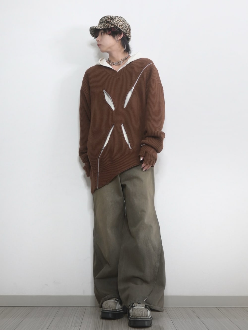 「ブラウン、GRANCY、TAKATO、カジュアル、カジュアルコーデ、ニット、パーカー、デニムパンツ、デニム、キャスケット」｜「GRANCYの【GRANCY】ZipDesign Asymmetry Knit / ジップデザイン アシンメトリー ニット（ニット/セーター、ブラウン系）」を使った、 TAKATOさん（メンズ・172cm）の冬コーディネートの2枚目の写真