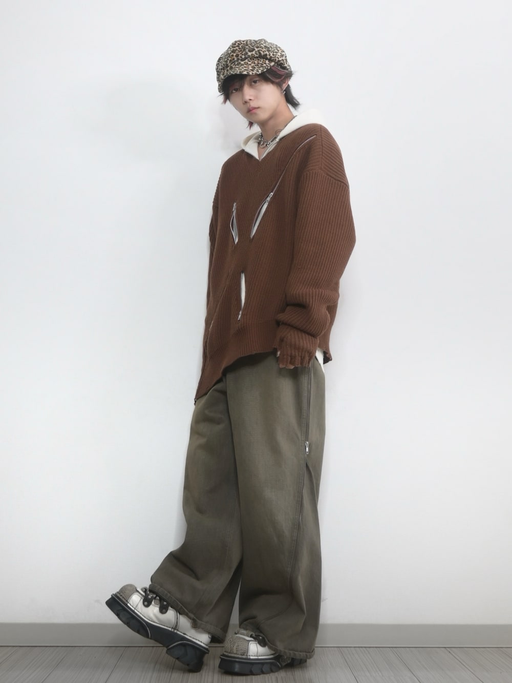 「ブラウン、GRANCY、TAKATO、カジュアル、カジュアルコーデ、ニット、パーカー、デニムパンツ、デニム、キャスケット」｜「GRANCYの【GRANCY】ZipDesign Asymmetry Knit / ジップデザイン アシンメトリー ニット（ニット/セーター、ブラウン系）」を使った、 TAKATOさん（メンズ・172cm）の冬コーディネートの3枚目の写真