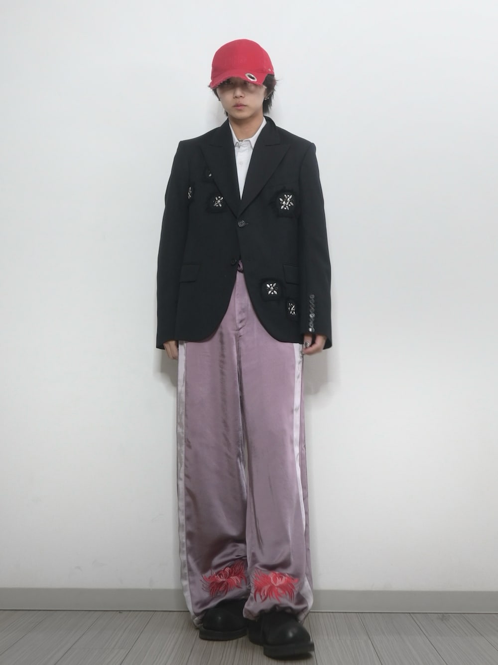 「GRANCY、TAKATO、小物、キャップ、テーラードジャケット、シャツスタイル、パンツスタイル、春コーデ、春、キレイめ、春色、やっぱり帽子が好き」｜「MASUの【MASU/エムエーエスユー】STUDS TAILORED JACKET（テーラードジャケット、ブラック系）」を使った、 TAKATOさん（メンズ・172cm）の春コーディネートの3枚目の写真