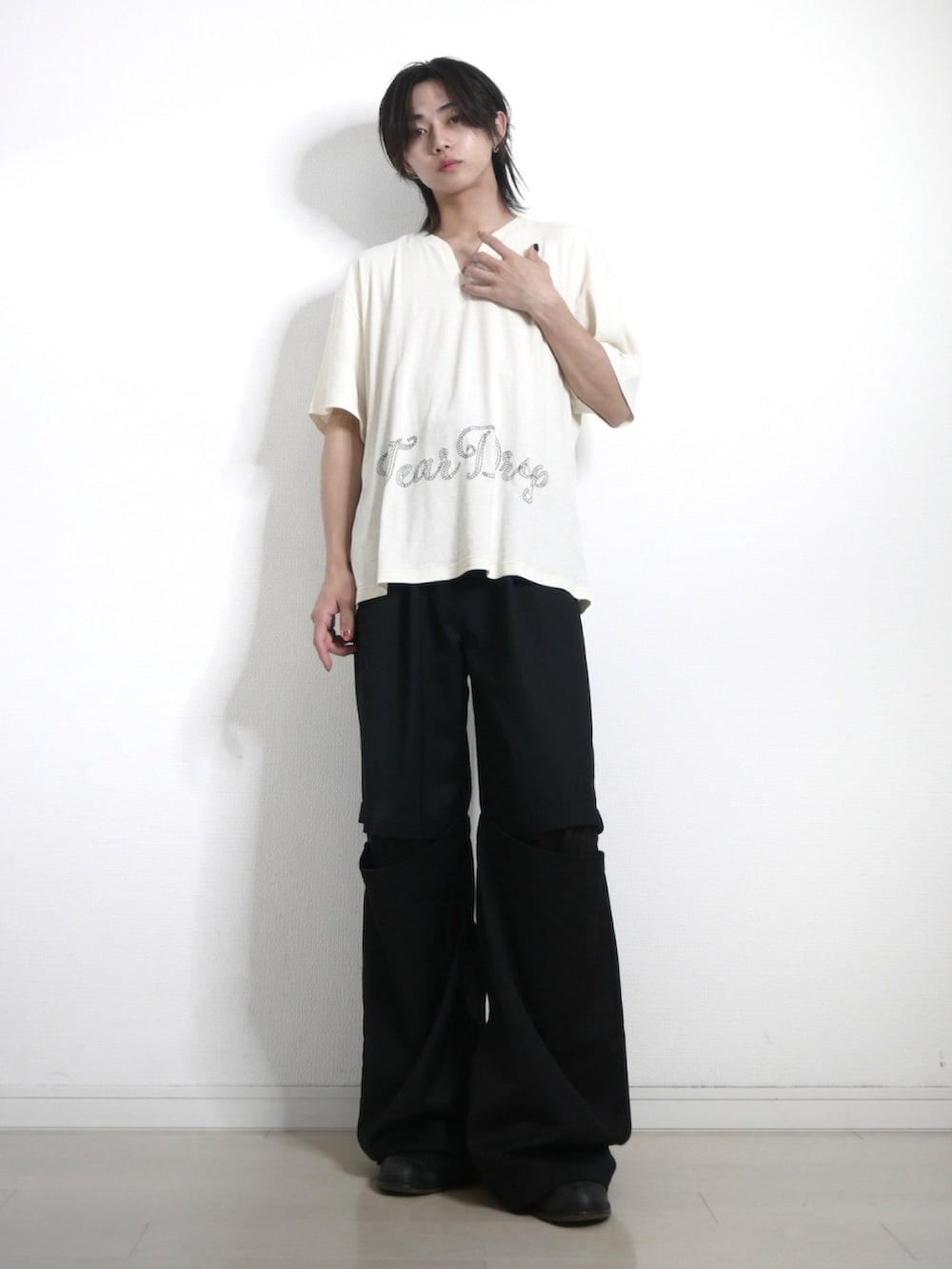 「春夏コーデ、Tシャツ、スラックス、GRANCY、新作、夏コーデ、初夏コーデ、お出かけコーデ、TAKATO、韓国ファッション、きれいめカジュアル、白Tシャツ、革靴、モノトーン」｜「Taiga Igariのアイテム（Tシャツ/カットソー、ホワイト系）」を使った、 TAKATOさん（メンズ・172cm）の春コーディネートの3枚目の写真