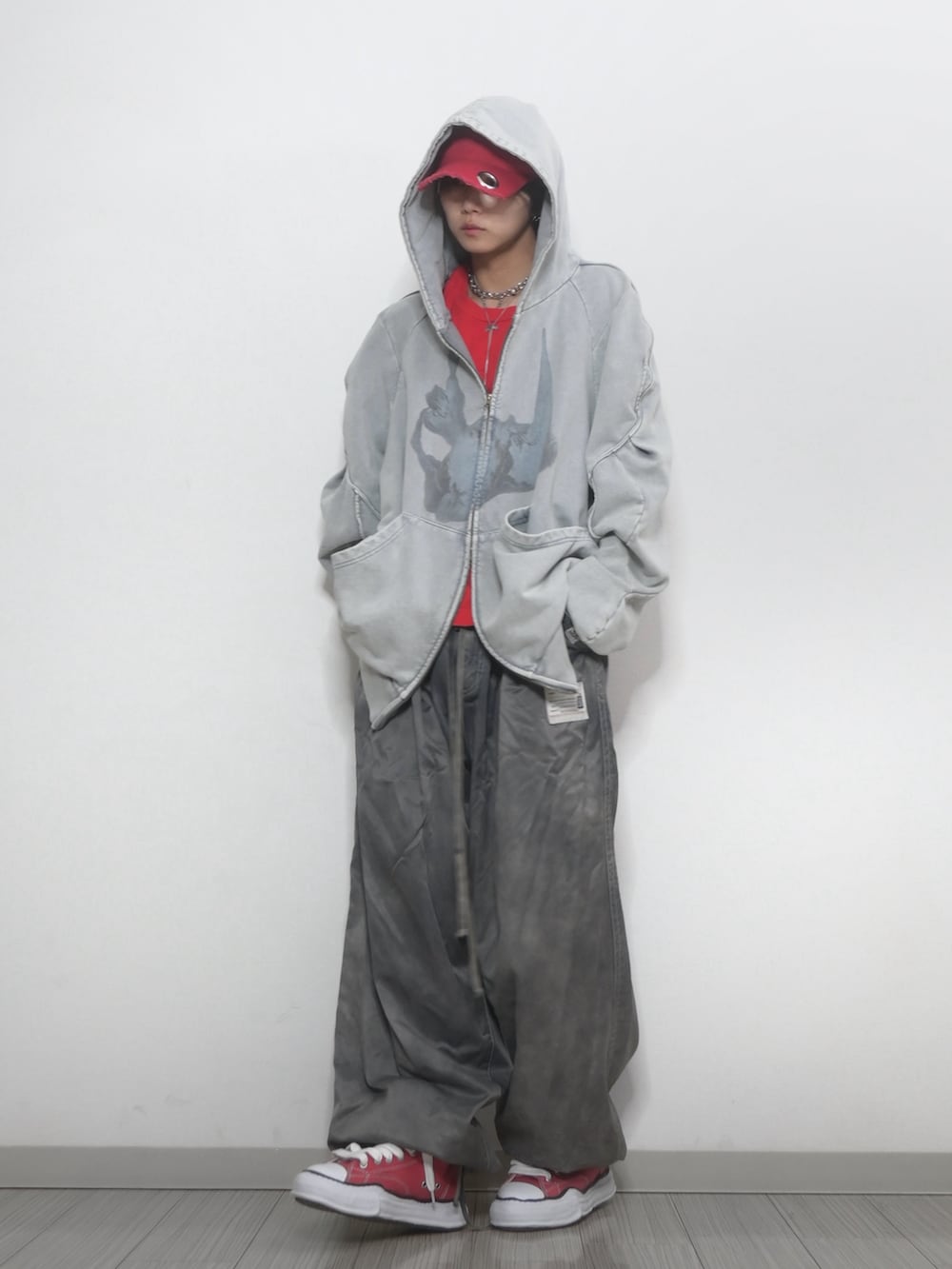「TAKATO、GRANCY、キャップ、グレー、差し色コーデ、ピンク、赤、レッド、パーカー」｜「GRANCYの【GRANCY】EyeletDesign DamageCap  / アイレットデザイン ダメージキャップ（キャップ、レッド系）」を使った、 TAKATOさん（メンズ・172cm）の春コーディネートの2枚目の写真